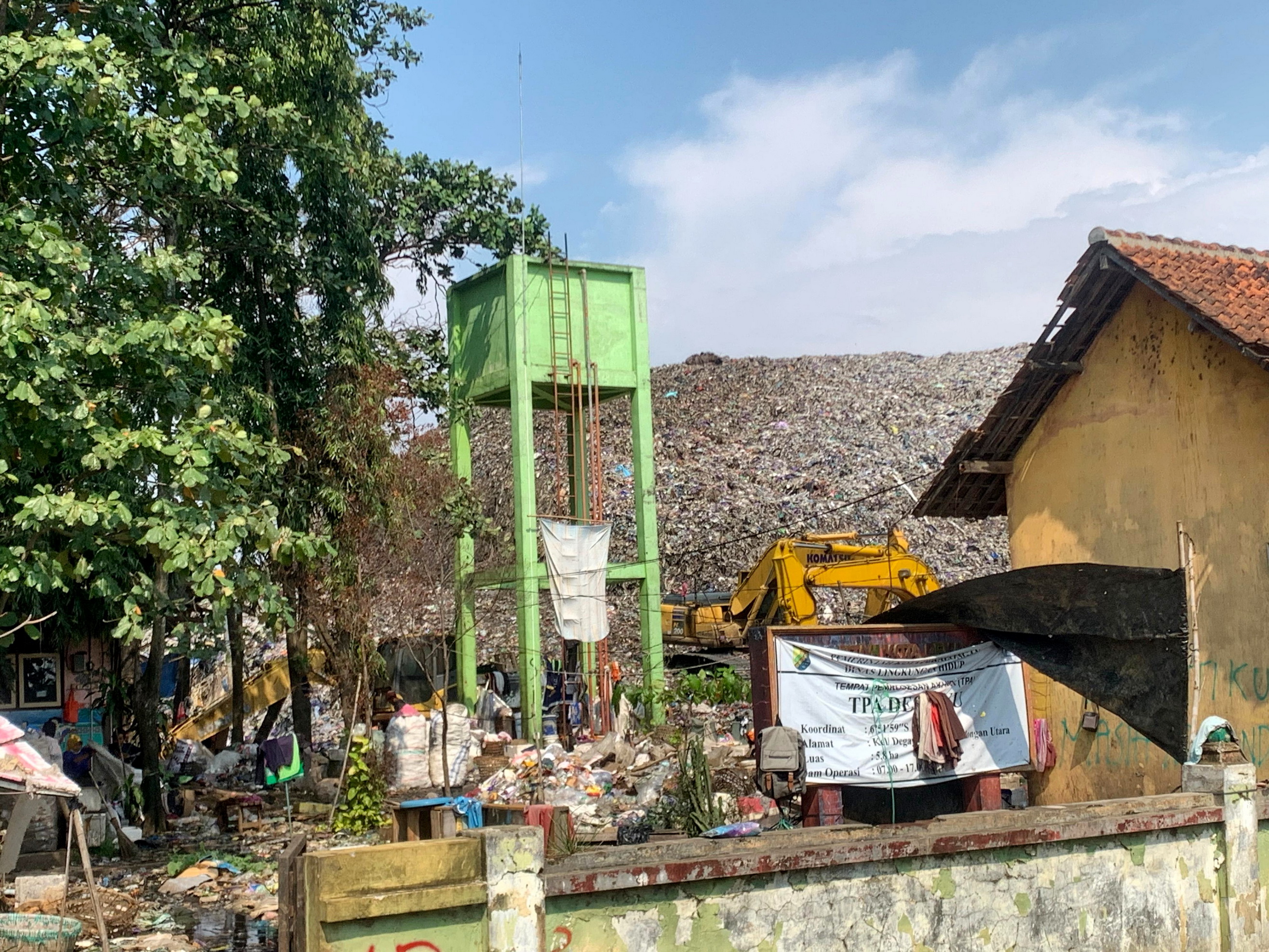 TUTUP &ndash; Usai ditutup permanen oleh Kementrian LH, TPA Degayu sudah tidak bisa untuk menerima kiriman sampah di Kota Pekalongan.