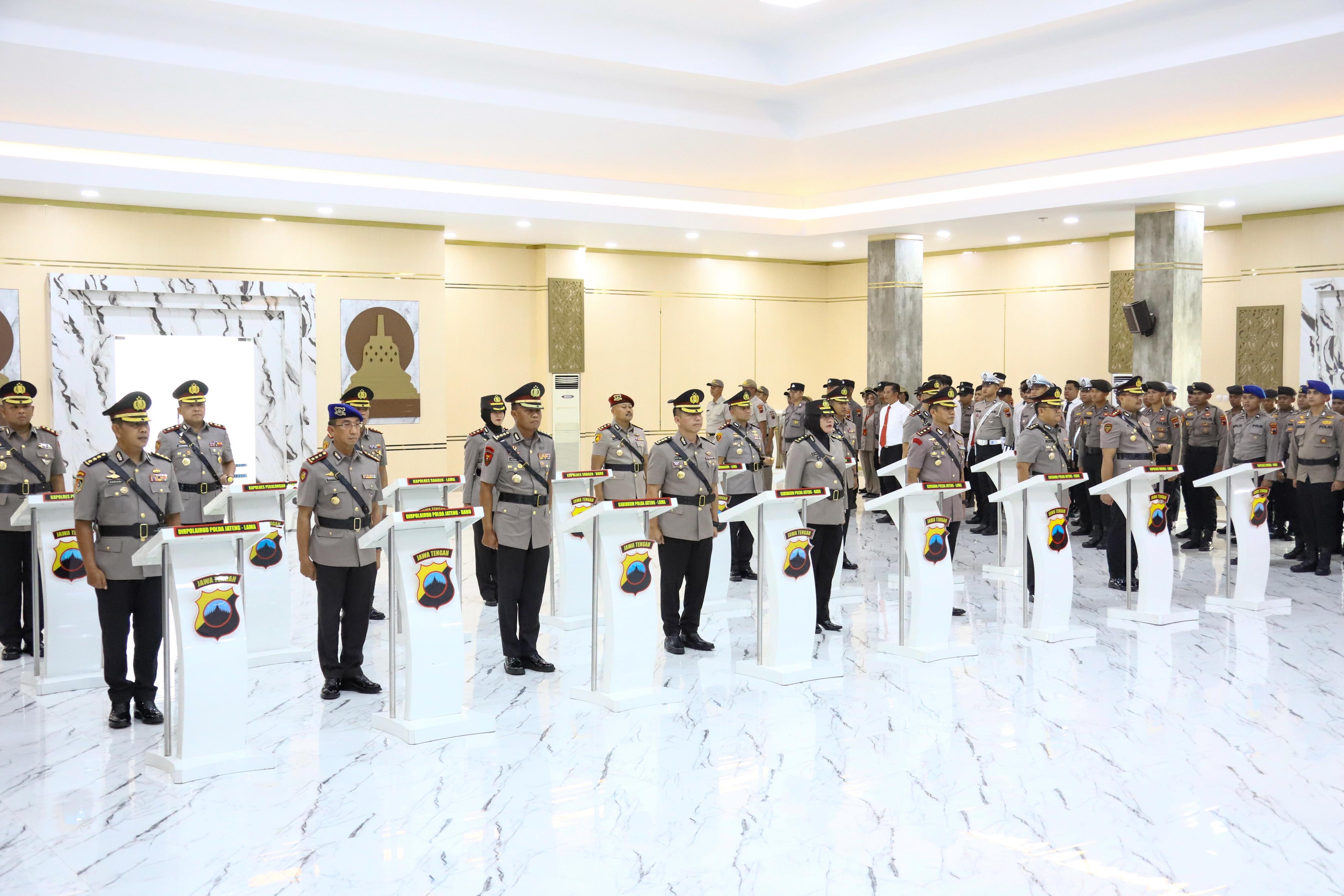 SERTIJAB - Kapolda Jateng, Irjen Pol Ribut Hari Wibowo saat memimpin sertijab sejumlah Kapolres termasuk Kapolres Pemalang dari AKBP Eko Sunaryo kepada AKBP Rendy Setia Permana di  Mapolda Jawa Tengah