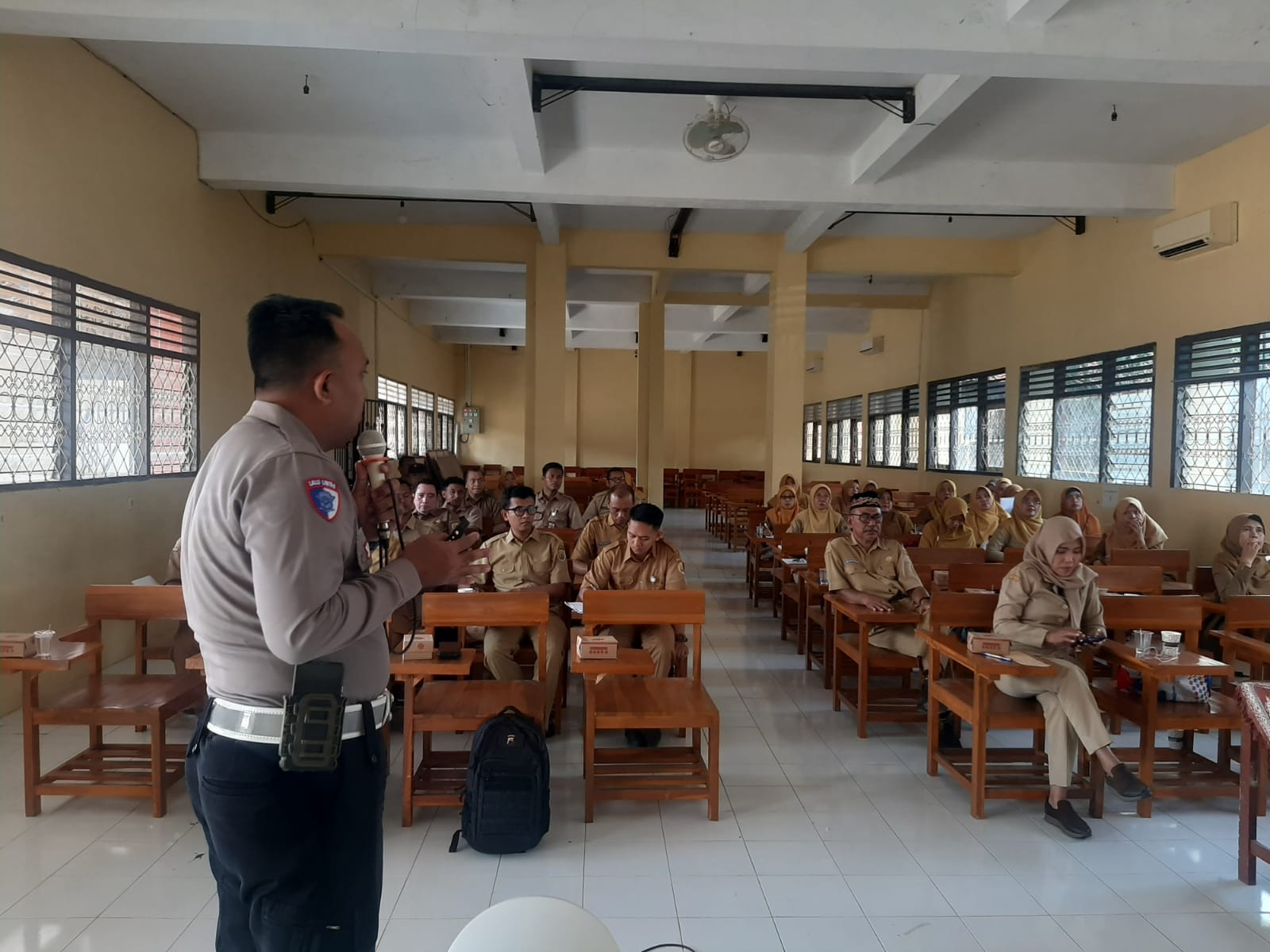 LALU LINTAS: Anggota Satlantas Polres Pekalongan saat memaparkan materi di hadapan para guru PKN Duta Tertib Lalu Lintas.