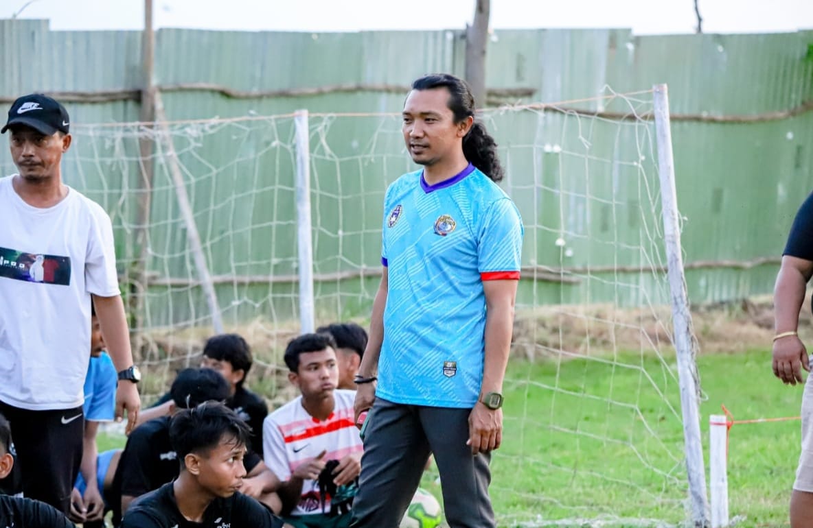 OLAHRAGA: Ketua Askab PSSI Kabupaten Pekalongan ketika meninjau latihan Persekap.