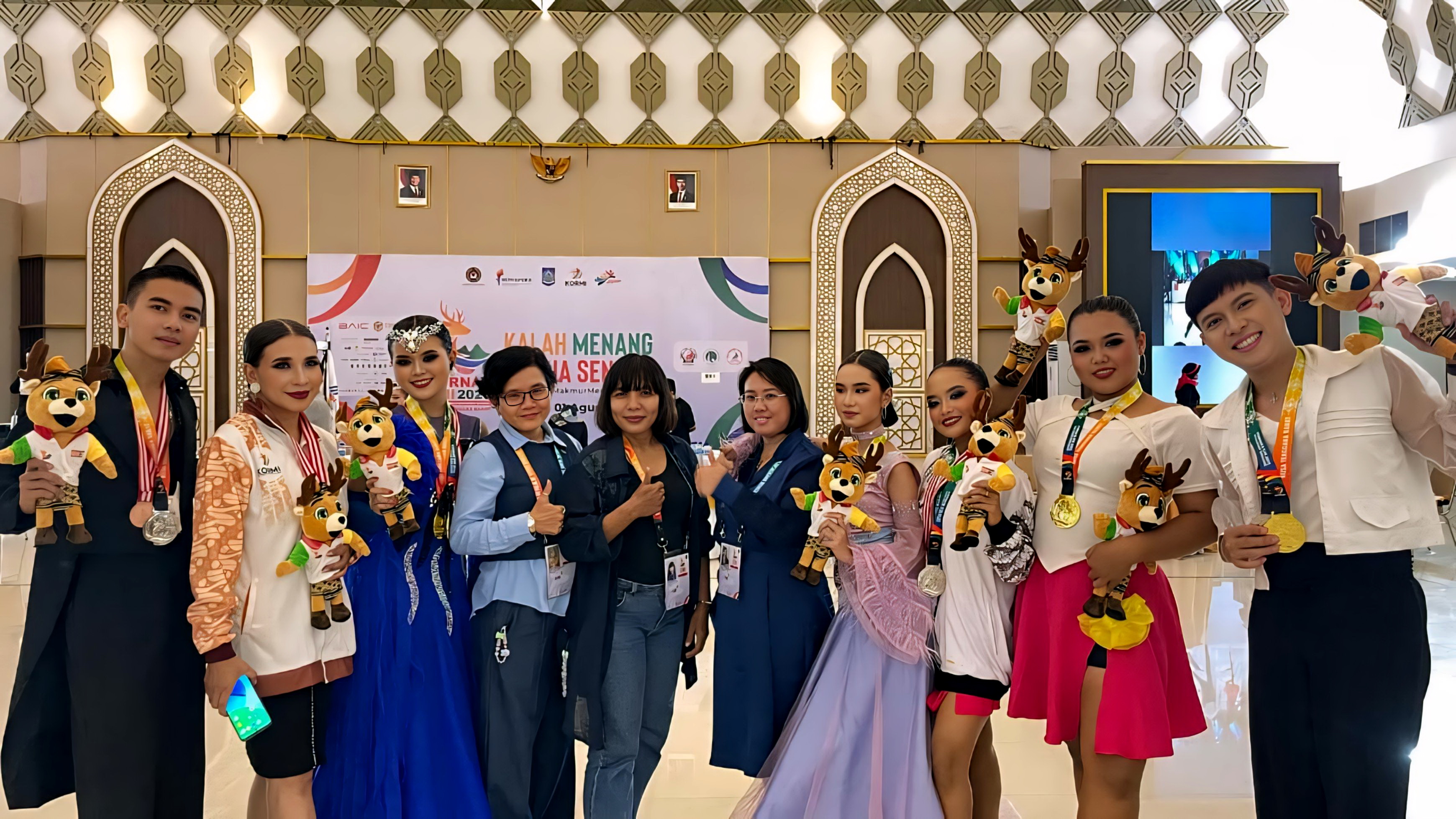 KOMPAK - Tim AMDI Kota Pekalongan saat berfoto bersama, usai meraih banyak medali&nbsp;dalam FORNAS di&nbsp;NTB kemarin.