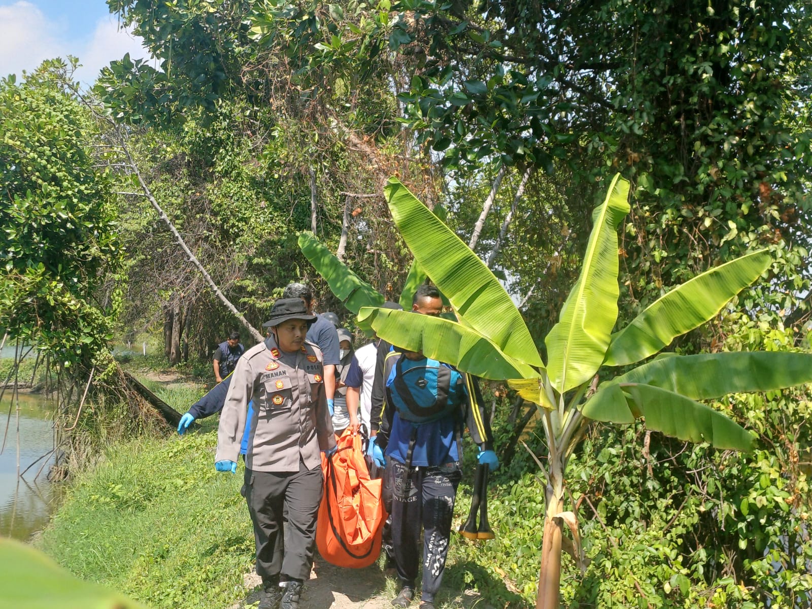 EVAKUASI: Proses evakuasi mayat yang ditemukan di areal tambak Desa Wonokerto Kulon, Kecamatan Wonokerto, Kabupaten Pekalongan, Minggu (3/8/2025).
