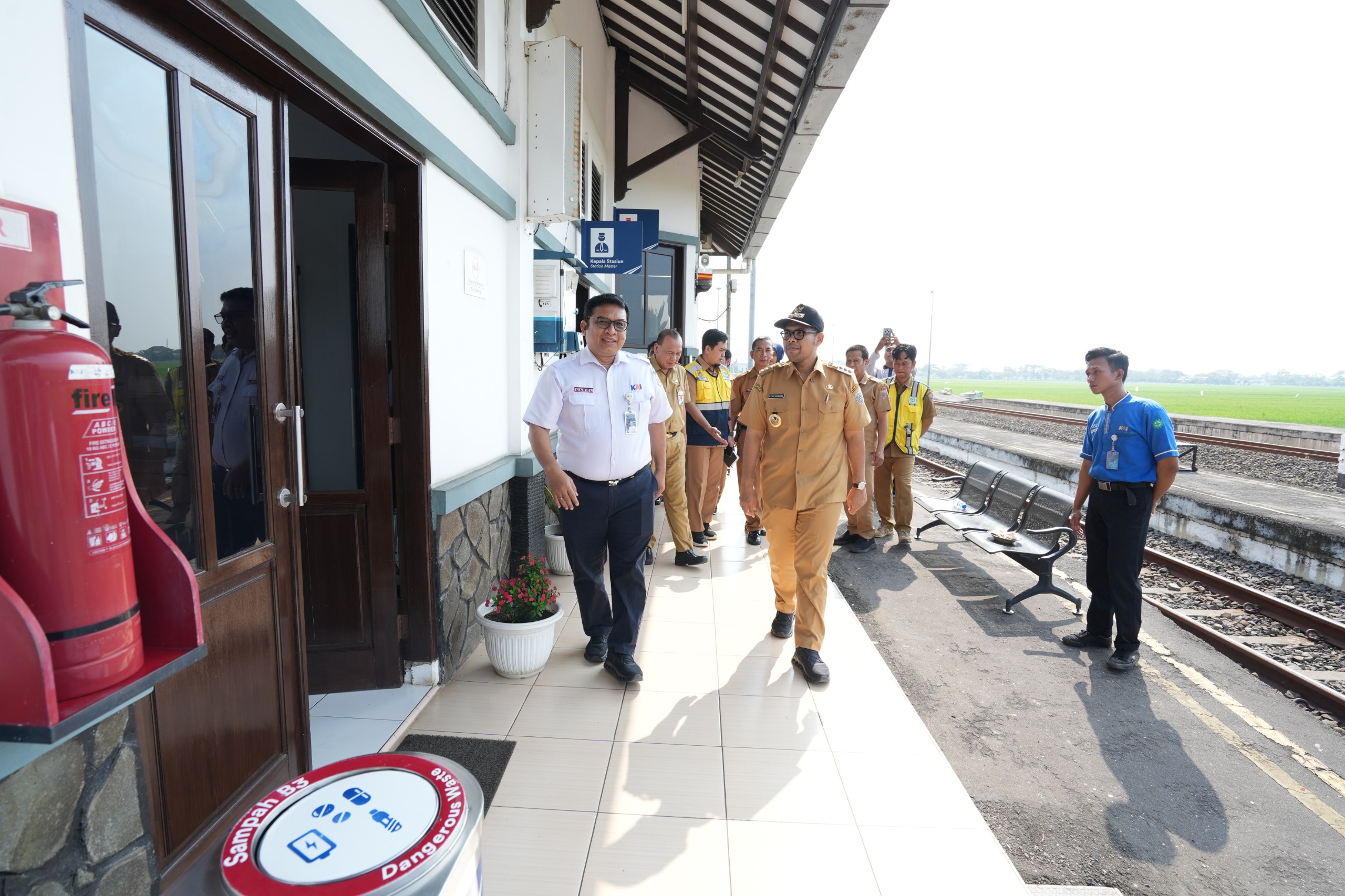 TINJAUAN: Bupati Batang M Faiz Kurniawan saat meninjau Stasiun Batang beberapa waktu lalu.