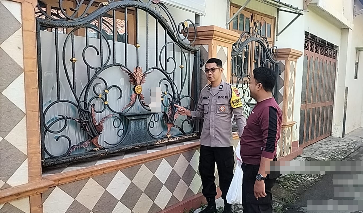 BARANG BUKTI: Anggota Polsek Kedungwuni turun ke lokasi memunguti dan mengamankan barang bukti kejadian pakaian dalam berserakan di Gang Beringin II, Kedungwuni, Kabupaten Pekalongan, Senin (4/8/2025)