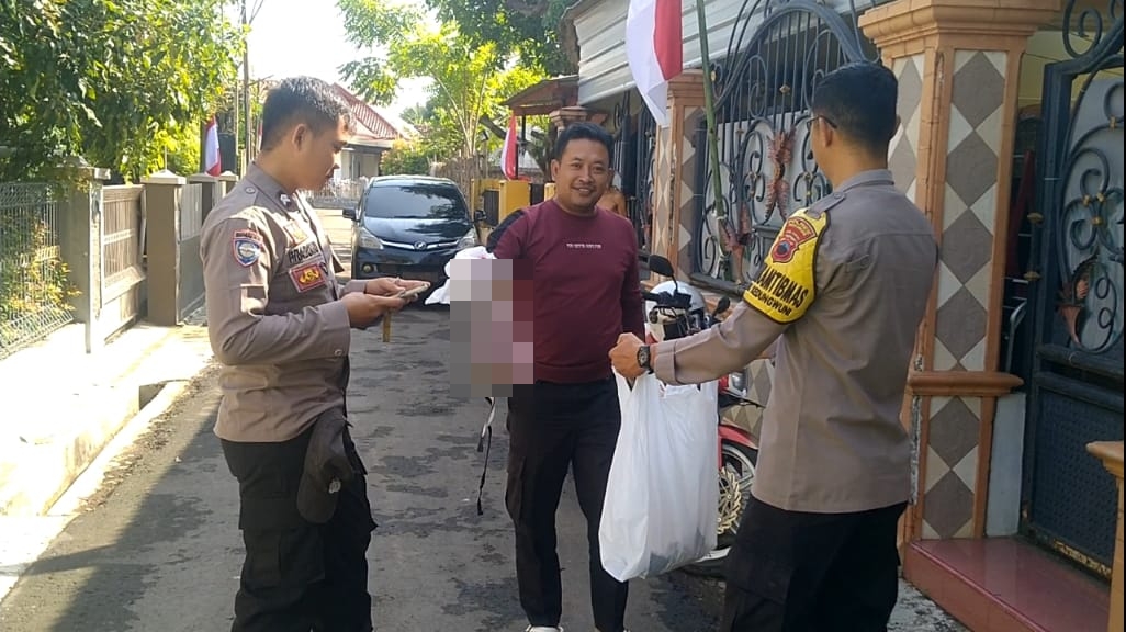BARANG BUKTI: Anggota Polsek Kedungwuni turun ke lokasi memunguti dan mengamankan barang bukti kejadian pakaian dalam berserakan di Gang Beringin II, Kedungwuni, Kabupaten Pekalongan, Senin (4/8/2025)