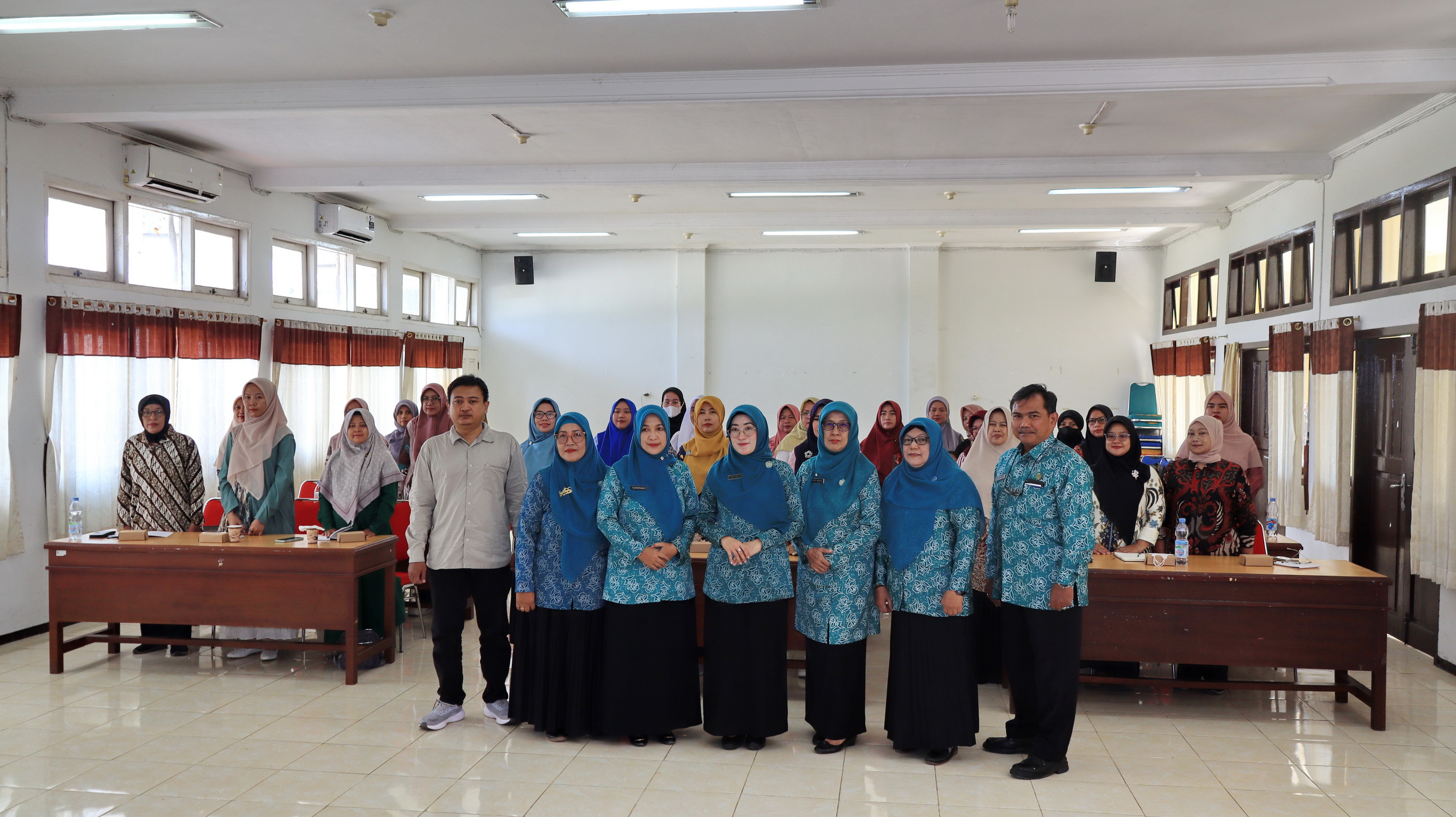 BERFOTO BERSAMA &ndash; Pemateri, Ketua TP PKK, da tim TP PKK Kota Pekalongan beserta peserta pelatihan online shop berfoto bersama, di Gedung Diklat setempat, Senin (4/8/2025).