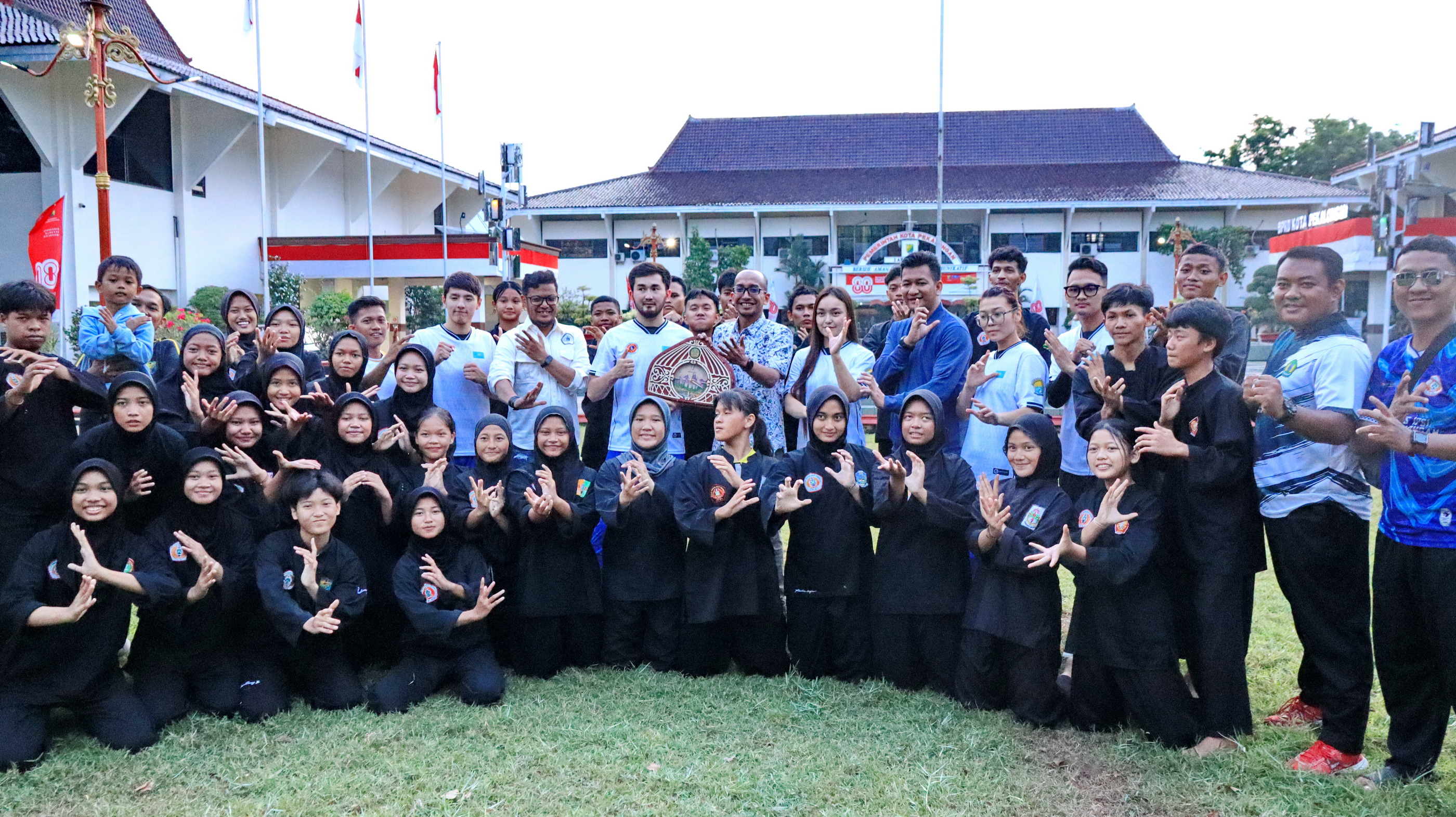 BERFOTO BERSAMA - Tim silat&nbsp;&nbsp;Kazakhstan berfoto bersama dengan tim IPSI Kota Pekalongan, Ketua IPSI dan Ketua DPRD Kota Pekalongan, di halaman Pemkot Pekalongan, Senin petang (4/8/2025).