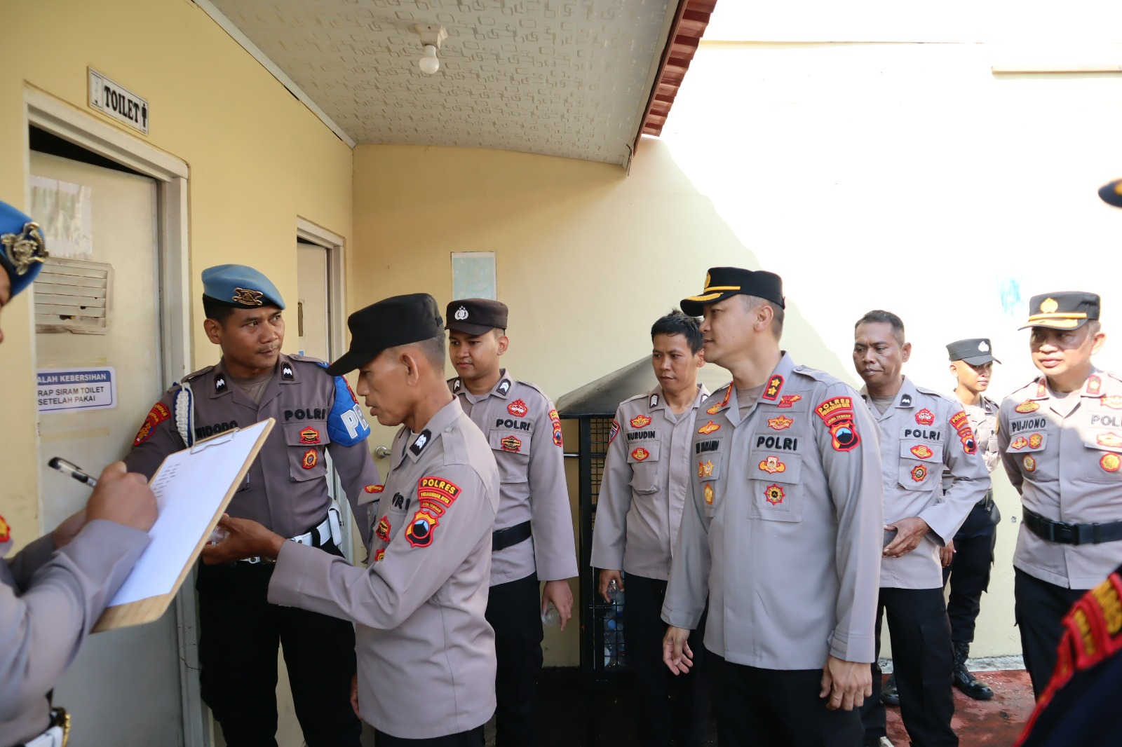 PANTAU LANGSUNG - Kapolres Pekalongan Kota, AKBP Riki Yariandi saat pantau langsung pelaksanaan tes urine di Mapolres setempat, Senin (4/8/2025).