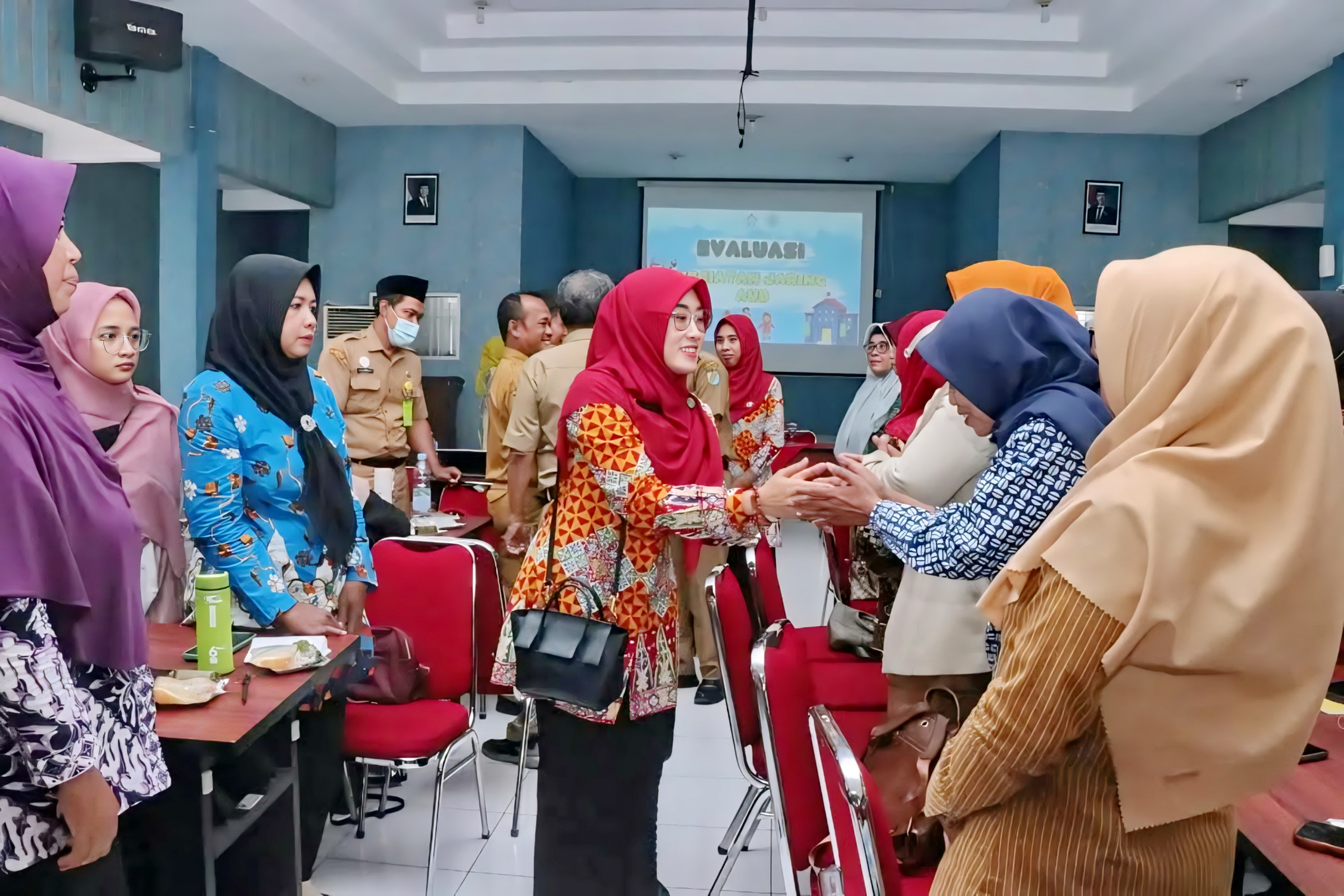 SAPA PESERTA - Bunda PAUD Kota Pekalongan Hj Inggit Soraya saat hadir dalam Evaluasi Jaring AUD di Aula B Dinas Pendidikan Kota Pekalongan, Selasa (5/8/2025).