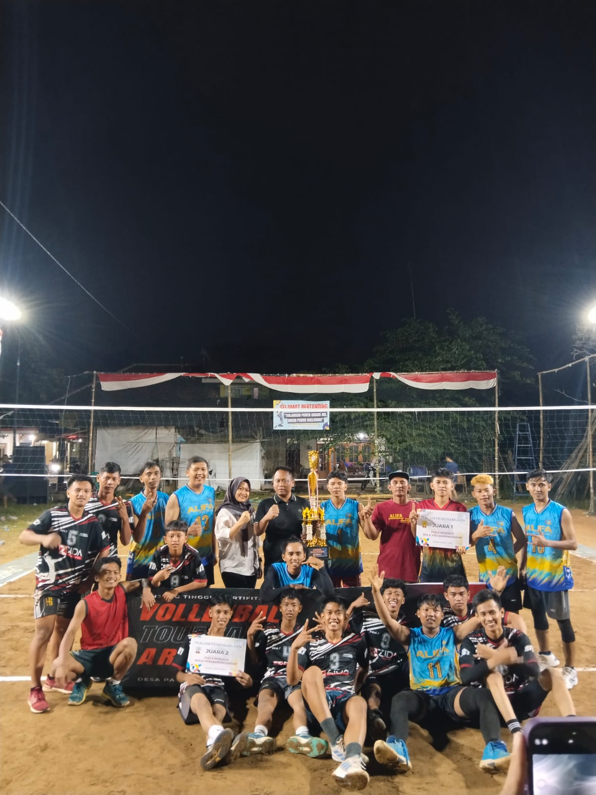 OLAHRAGA: Ahmad Ridhowi dan Umi Farida saat berfoto bersama para pemenang turnamen bola voli antardesa di Desa Pangkah, Kecamatan Karangdadap, Kabupaten Pekalongan.