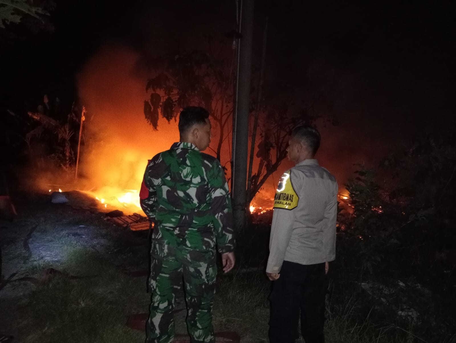 KEBAKARAN: Suasana di lokasi saat api belum padam, Desa Tegalsuruh, Kecamatan Sragi, Kabupaten Pekalongan, Minggu malam (3/8/2025).