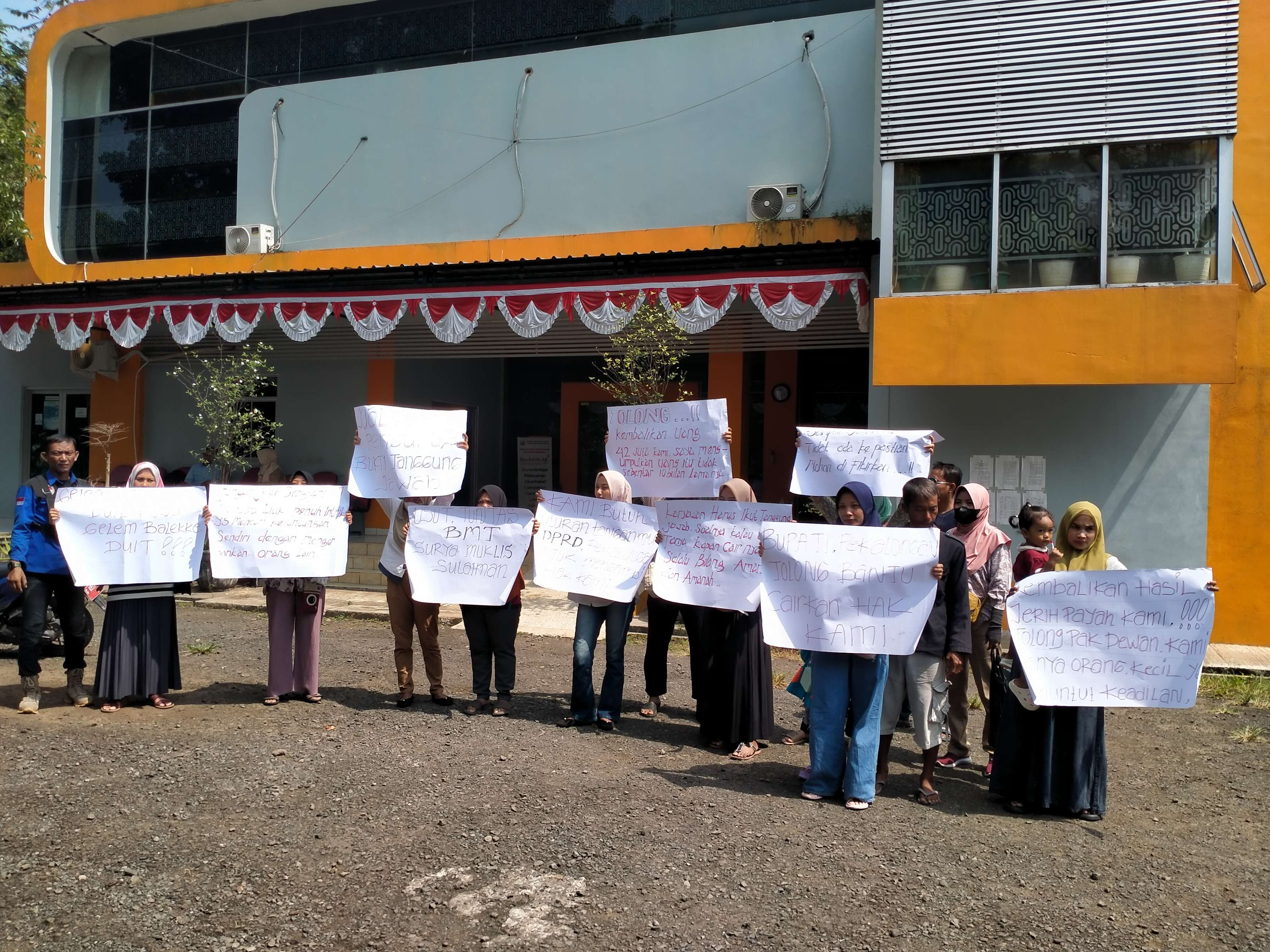 UNJUK RASA: Belasan emak-emak nasabah BMT Surya Mulki Sulaiman Kabupaten Pekalongan saat menggelar unjuk rasa di depan kantor Dinkop UKM-Naker setempat, Selasa (5/8/2025).