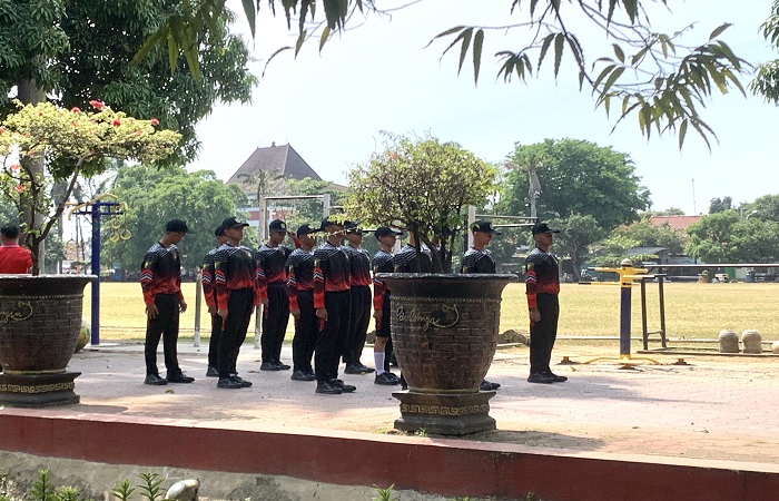 LATIHAN : Para petugas yang tergabung dalam Paskibra Kota Pekalongan melakukan latihan rutin intensif di Lapangan Mataram, Selasa 29 Juli 2025.