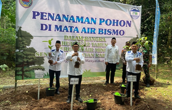 TANAM POHON : Bupati Batang M Faiz Kurniawan bersama Dirut PDAM Sendang Kamulyan, Direktur Umum PDAM, Pj Sekda Kabupaten Batang, menanam pohon di kawasan mata air Bismo.