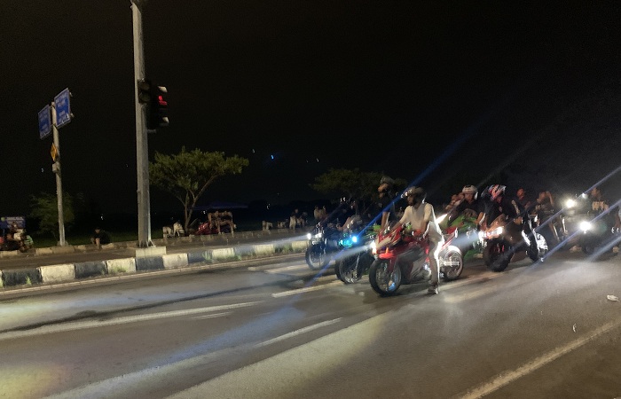 MERESAHKAN : Area exit tol Pekalongan dijadikan ajang kebut-kebutan oleh sekelompok pengendara motor tiap malam Minggu.