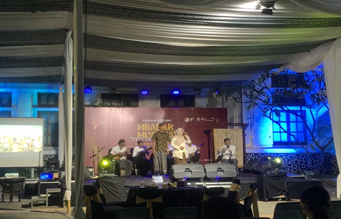 HIBURAN MASYARAKAT : Peringatan Hari Jadi ke-19 Museum Batik Nasional dimeriahkan dengan alunan musik keroncong Kamis 24 Juli 2025.