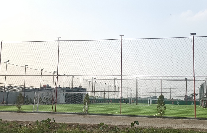 TITIK KUMPUL KAUM MUDA  : Lapangan mini soccer di Karangdowo, Kecamatan Kedungwuni, Kabupaten Pekalongan, makin ramai dikunjungi anak muda.