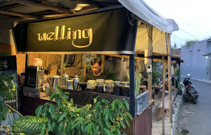 KEDAI TONGKRONGAN : Kedai Kopi Welling di sebuah gang kecil di Jalan Indragiri, Padukuhan Kraton, Kota Pekalongan, jadi tongkrongan kaum muda Kota Pekalongan.