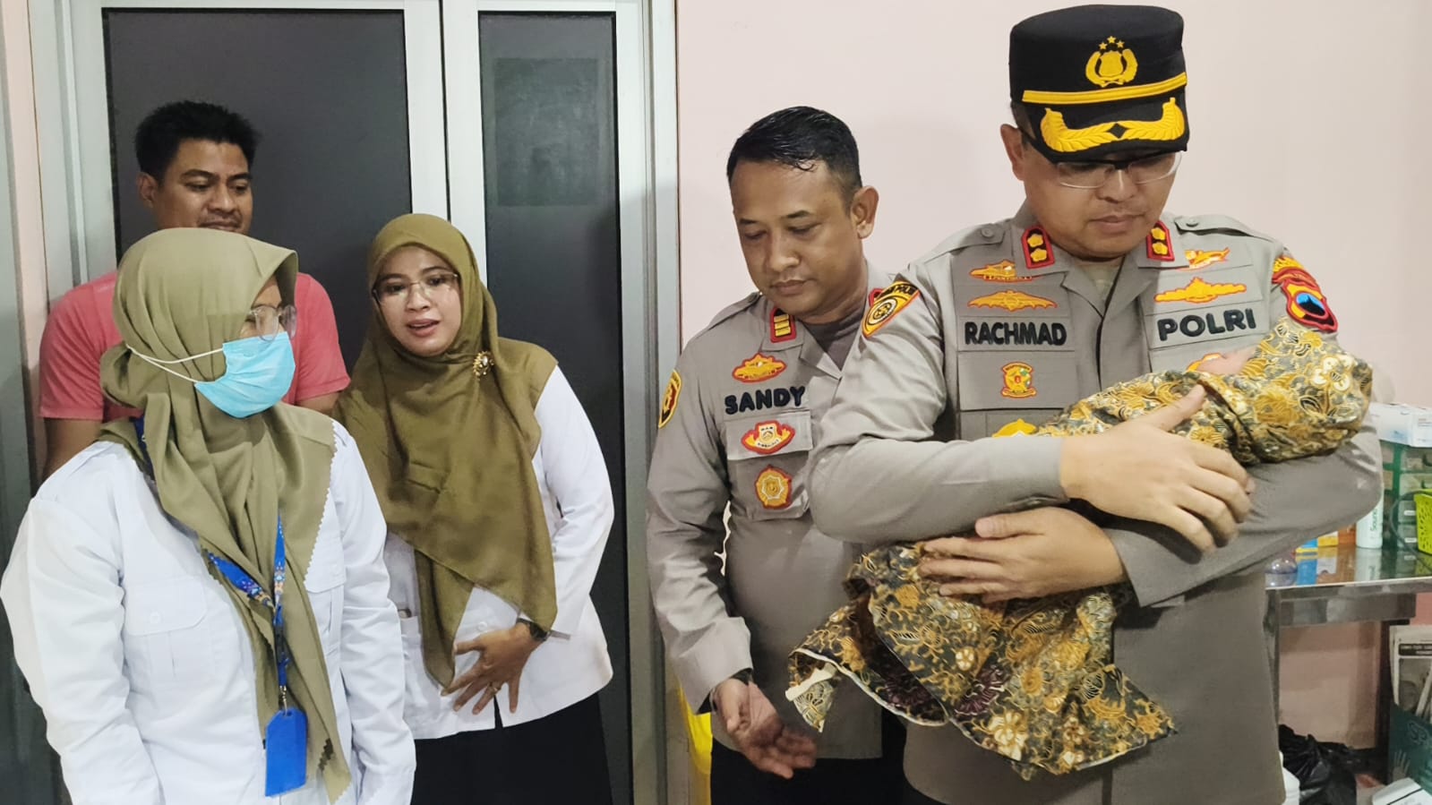 ADOPSI MENANTI: Kapolres Pekalongan AKBP Rachmad C. Yusuf saat menggendong dan mengecek kondisi bayi di Puskesmas Sragi I, Rabu (6/8). Bayi diduga dibuang oleh orang tuanya di Desa Sijeruk, Sragi.