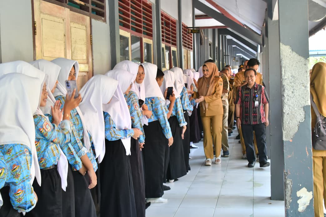 CKG ANAK SEKOLAH: Bupati Pekalongan Fadia Arafiq menyapa pelajar saat meluncurkan program CKG untuk anak sekolah di SMA Negeri 1 Kesesi, Selasa (5/8/2025).