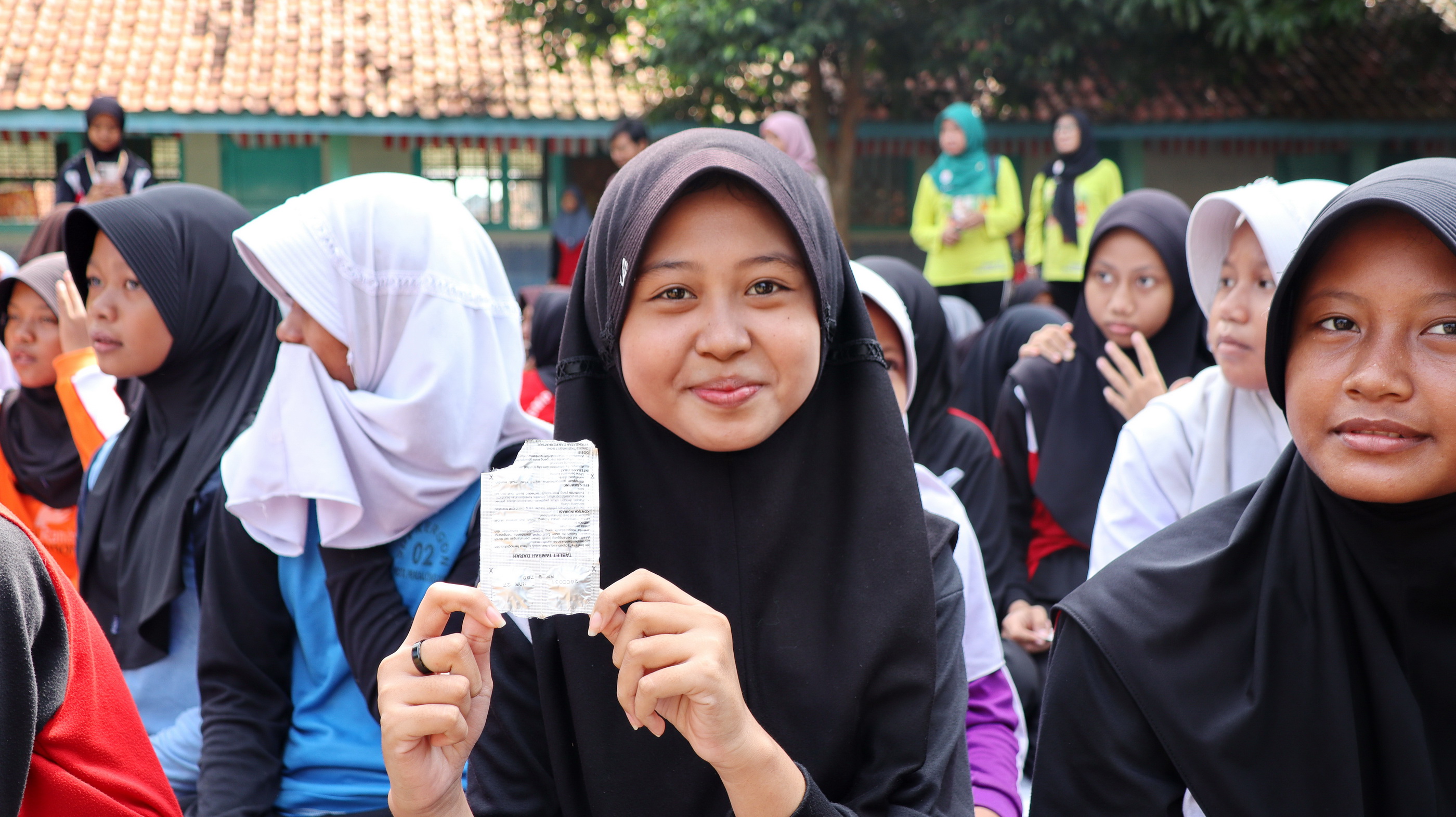 TUNJUKKAN TABLET - Salah satu siswa SMPN 13 KOta Pekalongan menunjukan tablet TTD yang sudah diminumnya, di halam nsekolah setempat, Selasa (6/8/2025).