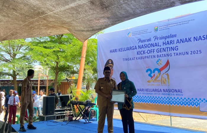 PENGUKUHAN : Bupati Batang M Faiz Kurniawan mengukuhkan Ketua TP PKK Kabupaten Batang Faelasufa Faiz menjadi Bunda Asuh Kabupaten Batang, Senin 28 Juli 2025.
