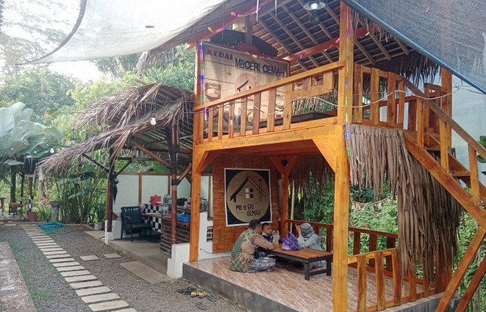 TEMPAT NONGKRONG HITS : Kedai Mboeri Oemah jadi tempat nongkrong hits di Kalimojosari, Kecamatan Doro, Kabupaten Pekalongan.