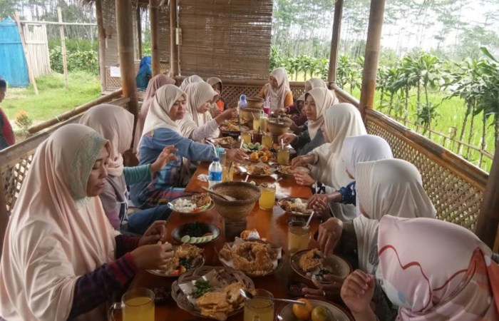 RESEP RUMAHAN : Pelanggan sedang menikmati makanan di Pondok Makan Arum Sarikuto di Desa Kutosari, Kecamatan Doro, Kabupaten Pekalongan.