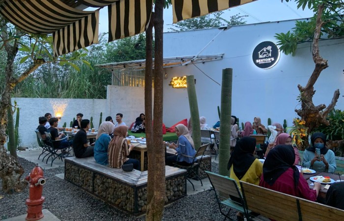 KLASIK DAN MODERN : Sextor&rsquo;s Coffee berlokasi di pinggir Jalan Raya Pakisputih, Kecamatan Kedungwuni, Kabupaten Pekalongan.