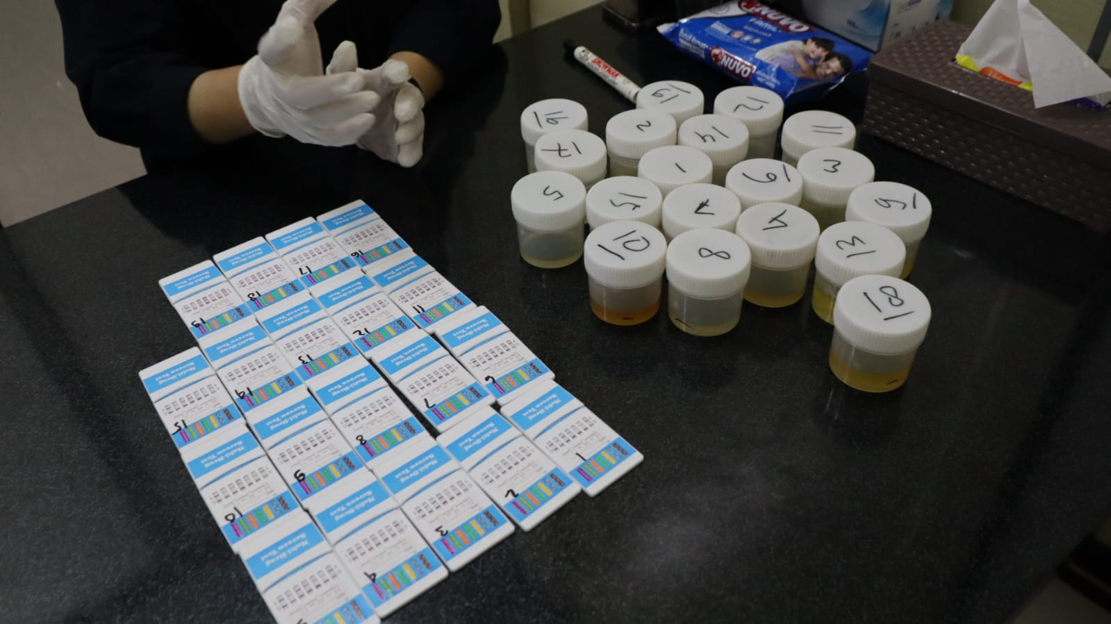 TES URIN - Sejumlah sample urine milik wartawan se pantura raya saat akan dicek narkoba oleh BNNK Batang,  Selasa (5/8/2025).