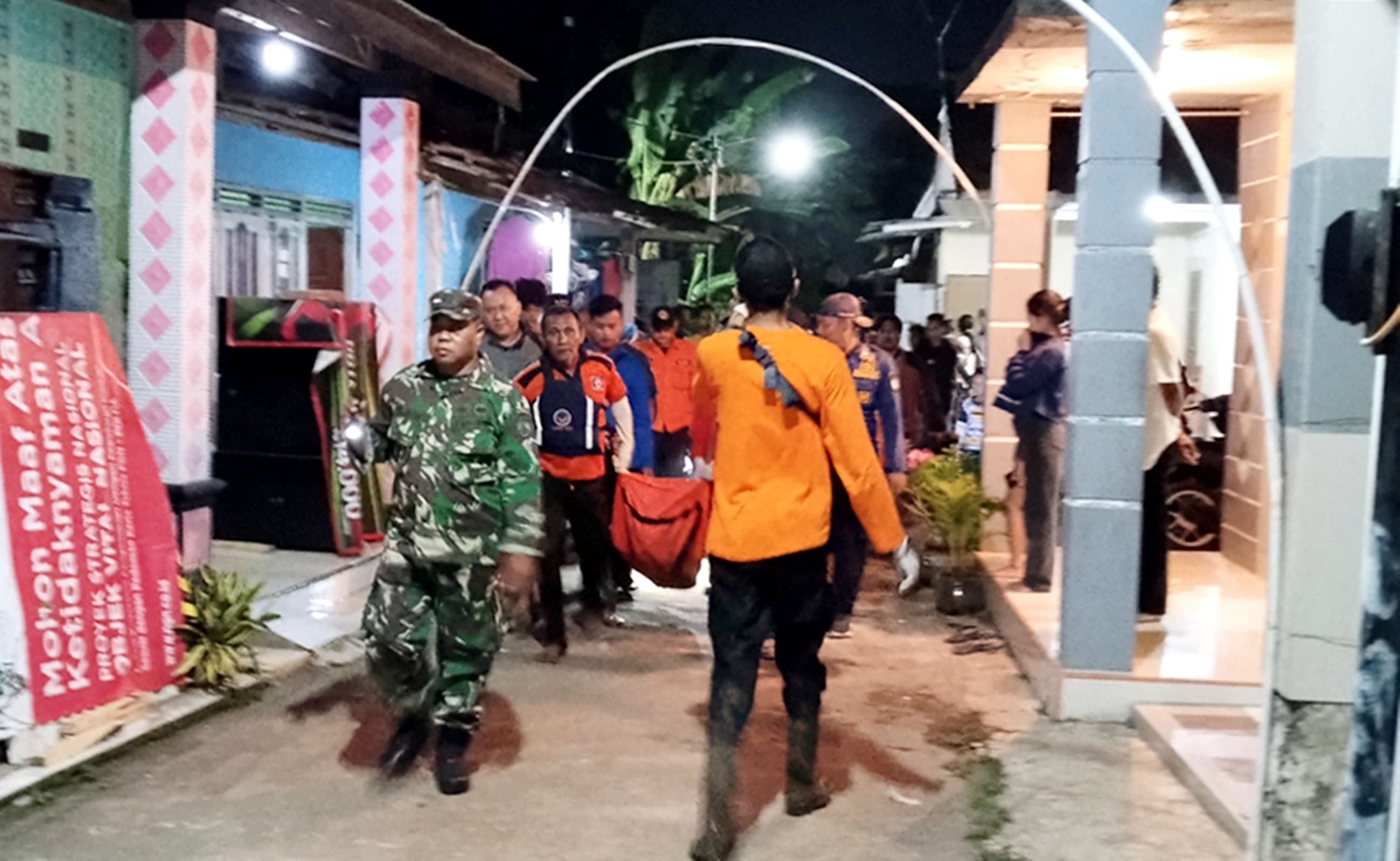 EVAKUASI - Timsar gabungan dibantu warga saat evakuasi penemuan mayat ojol, di Desa Gringsing, Kabupaten Batang Jawa Tengah, Selasa (5/8/2025).