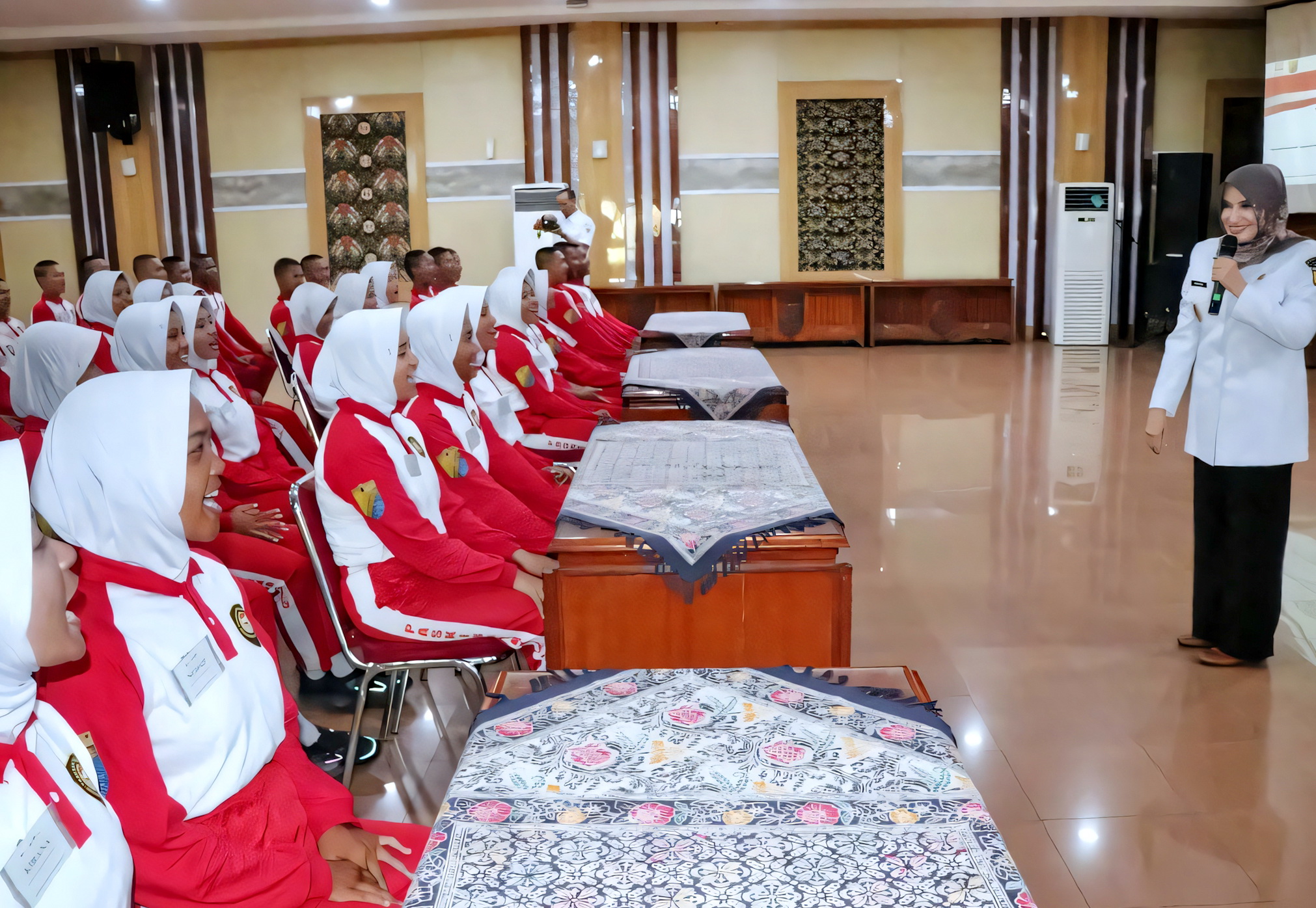 DISKUSI - Wakil Wali Kota Pekalongan Hj Balgis Diab hadir langsung berikan motivasi dan semangat kepada calon anggota Paskibraka Kota Pekalongan, di Ruang Jlamprang, Rabu (6/8/2025).