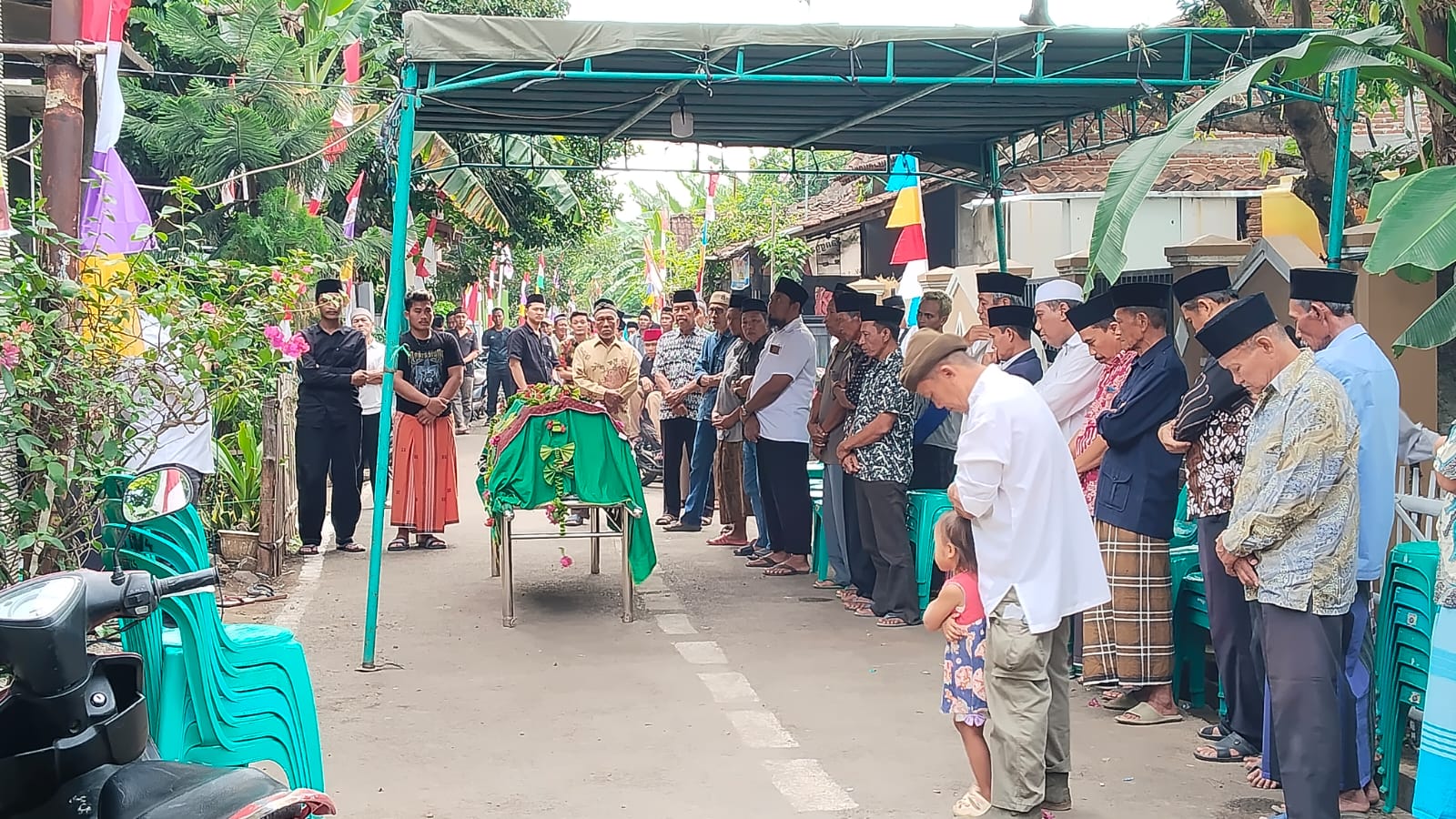 PEMAKAMAN - Pemakaman,ojol Iman Setiawan, 53, di kampungnya Desa Karanganom, Kecamatan Weleri, Kabupaten Kendal, Rabu (6/8/2025).
