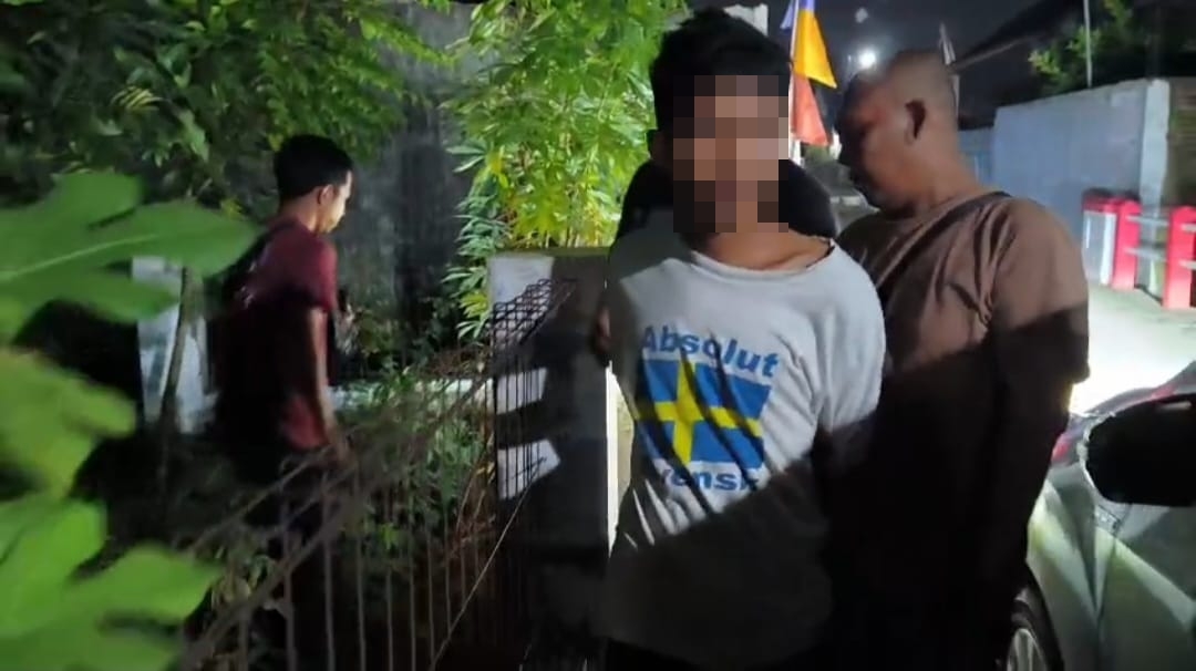 KRIMINAL: Pelaku saat diringkus oleh Unit Reskrim Polsek Wiradesa.