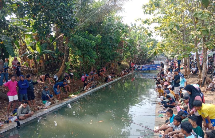 LOMBA MEMANCING : Para peserta memadati lokasi lomba mancing sejak pukul 08.00 WIB di saluran irigasi di depan Panti Asuhan Yatim Muhammadiyah Kajen, Minggu pagi 27 Juli 2025.