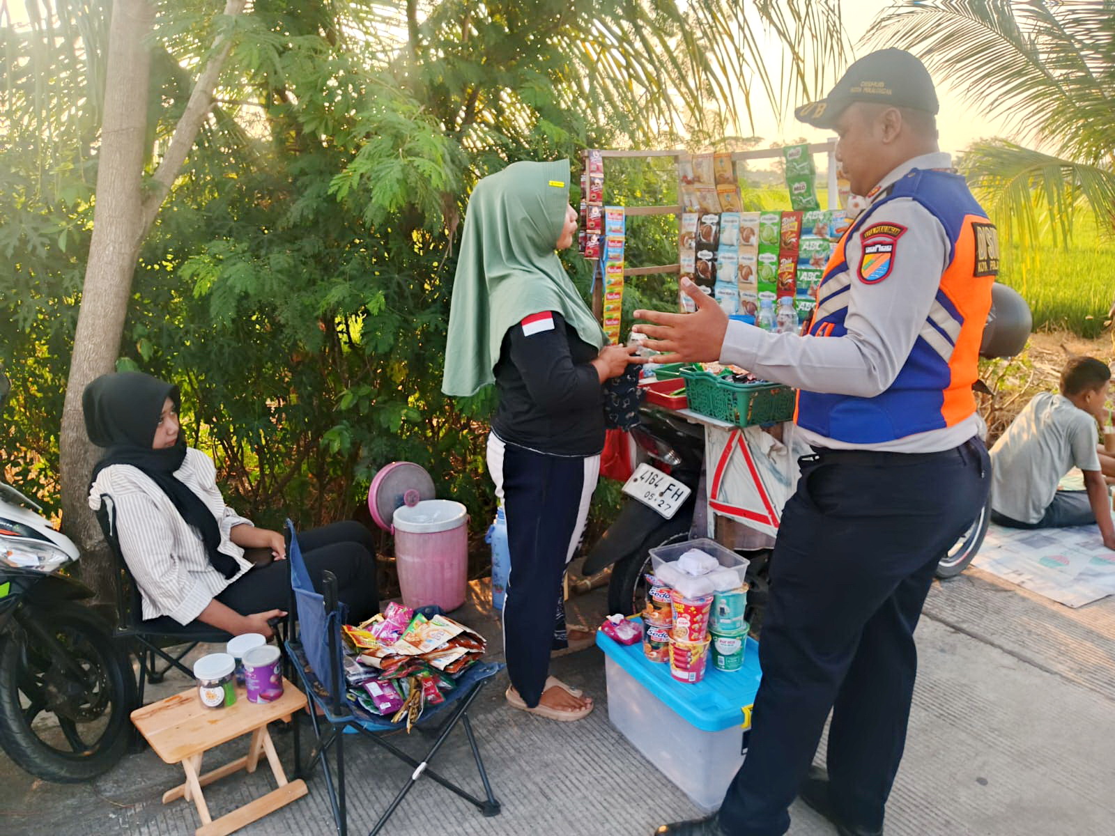 HIMBAUAN - Tim Dishub Kota Pekalongan saat melakukan himbauan&nbsp;kepada PKL di&nbsp;exit tol Jalan Alf Arslan Djunaid.