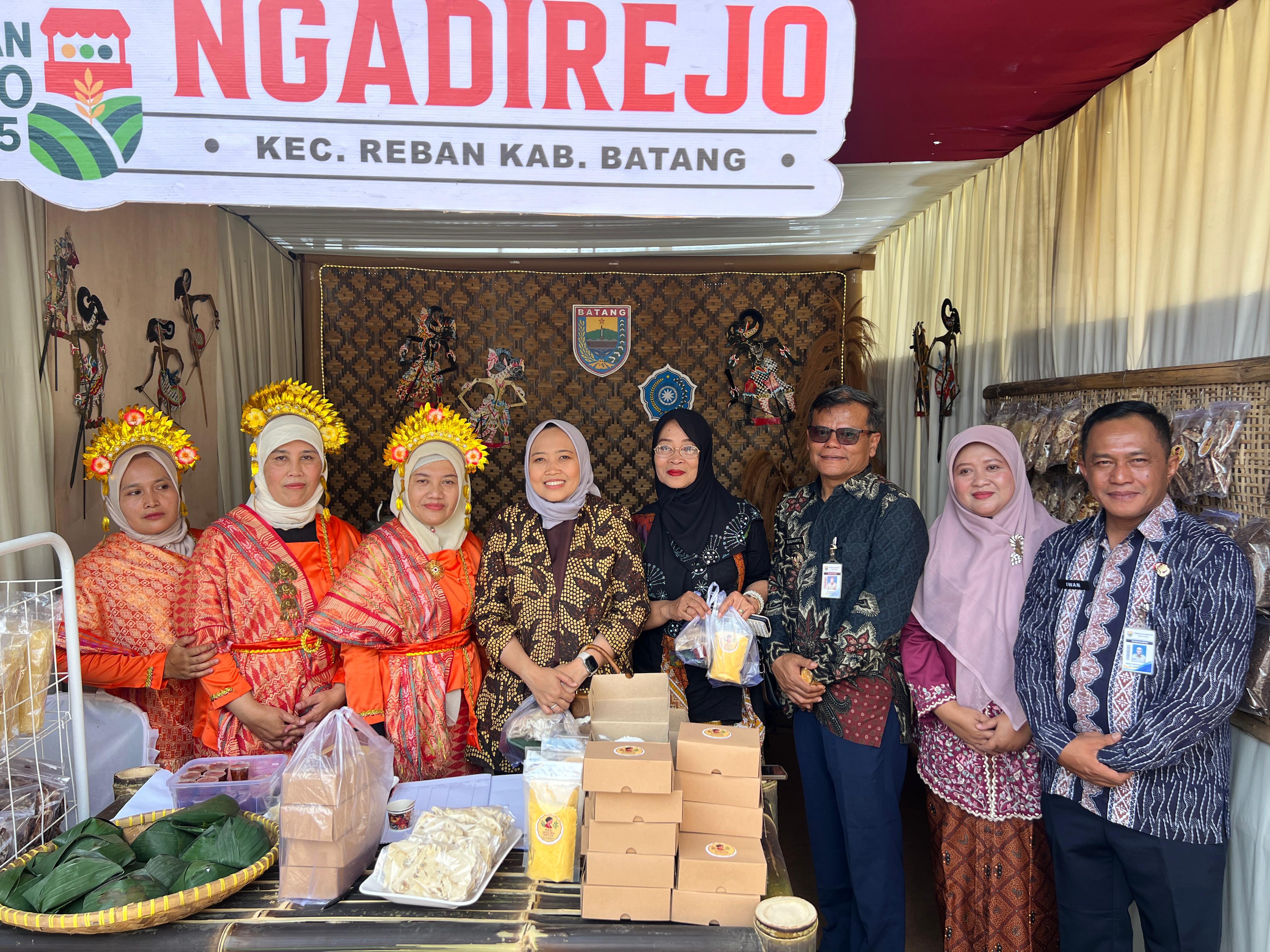 Ketua TP PKK Kabupaten Batang, Faelasufa Faiz saat meninjau stand UMKM di Reban Expo.