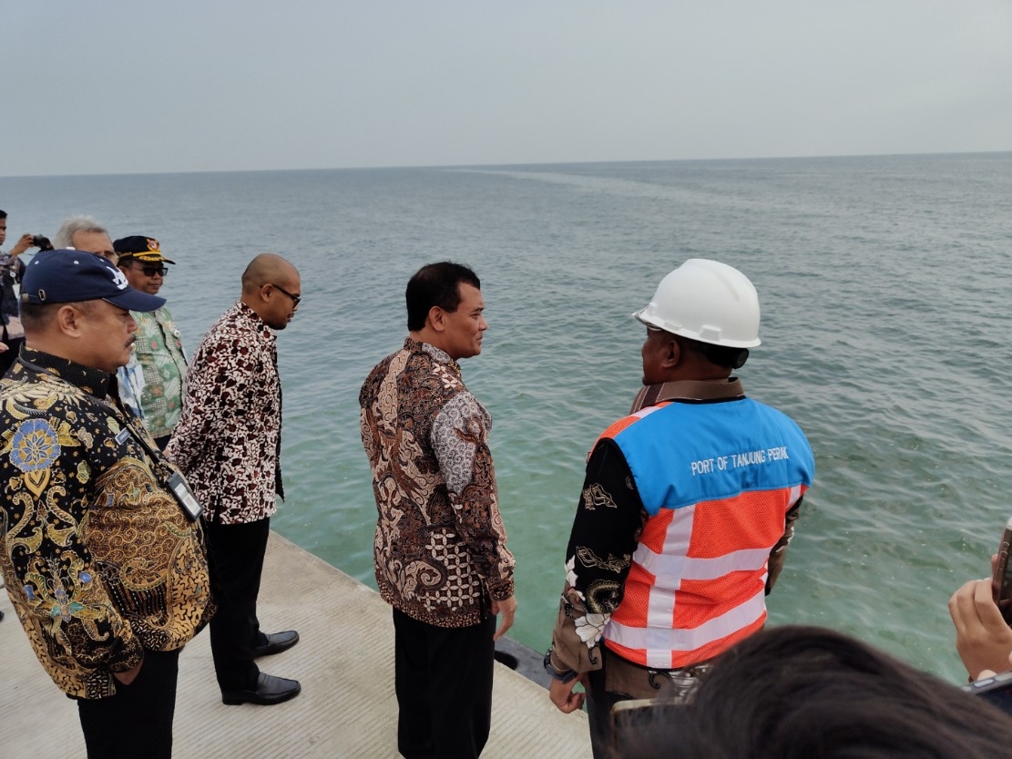 TINJAUAN: Gubernur Jawa Tengah, Ahmad Luthfi saat meninjau infrastruktur pelabuhan di KEK Industropolis Batang.