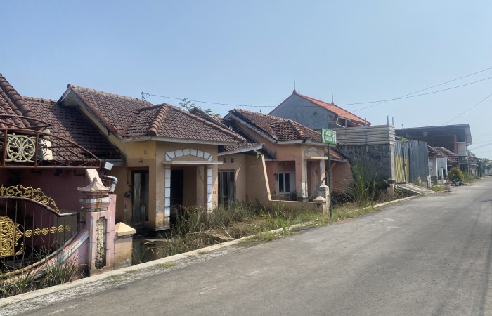 SEPI : Kondisi rumah-rumah di Perumahan Pesona Griya Panjang Pekalongan yang mangkrak karena ditinggalkan para pemiliknya.
