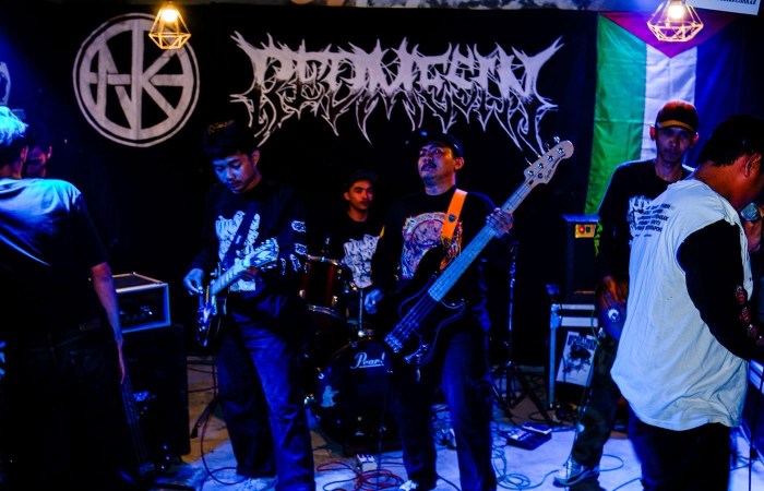 METAL : Band Kinjengdoom yang mengusung genre hardcore atau musik cadas tetap mendapatkan basis penggemar di Kota Pekalongan.
