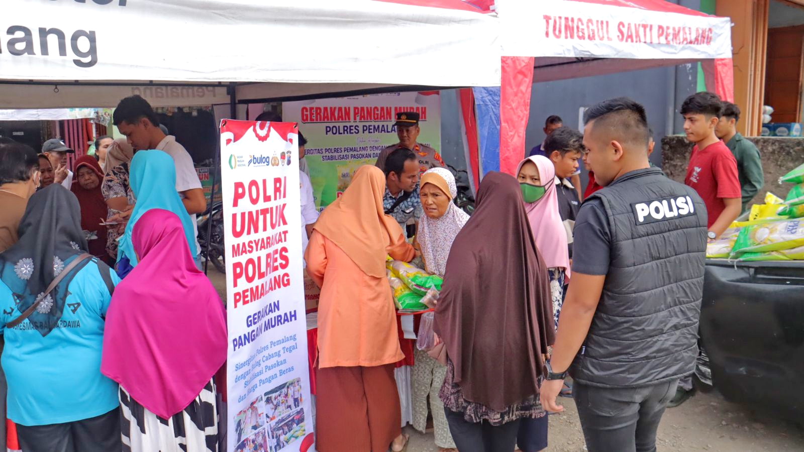 ANTRE - Warga Beji, Taman, Pemalang, saat antre beli beras murah di pasar setempat, yang digelar Polres Pemalang dan Bulog, pada&nbsp;Jumat pagi (8/8/2025).