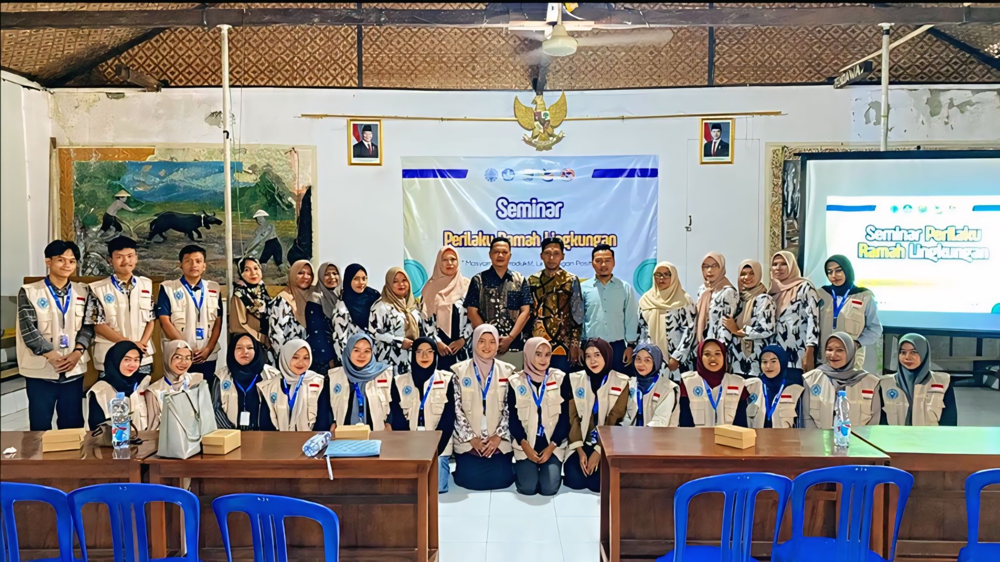 KOMPAK - Seluruh Mahasiswa&nbsp;Universitas Muhammadiyah Kendal Batang, dosen pembimbing dan pemdes Rejosari Tersono berfoto bersamausia seminar.