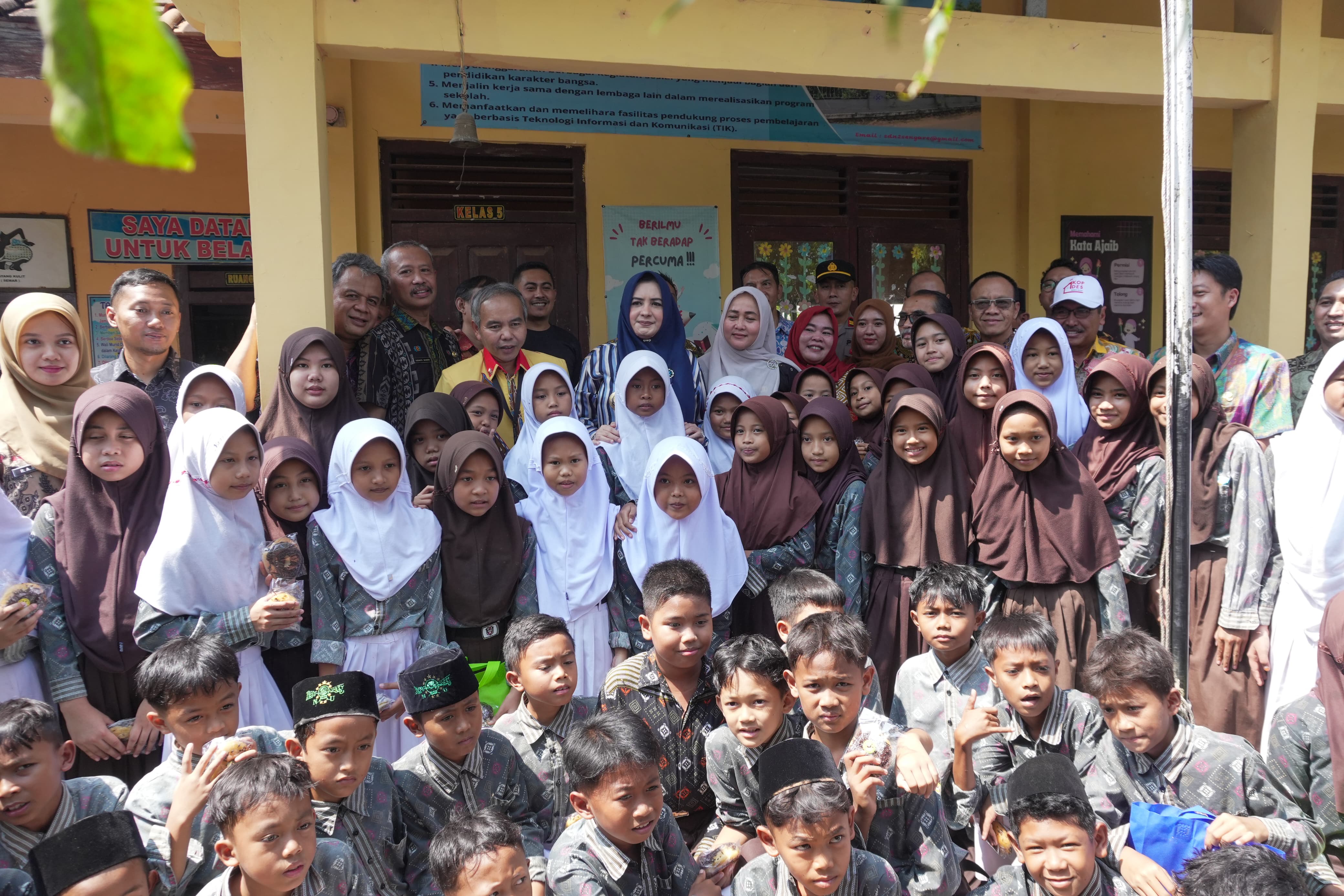 PENDIDIKAN: Bupati Pekalongan Fadia Arafiq saat mengunjungi SD Negeri 02 Sengare, Kecamatan Talun, Kamis (24/7/2025).