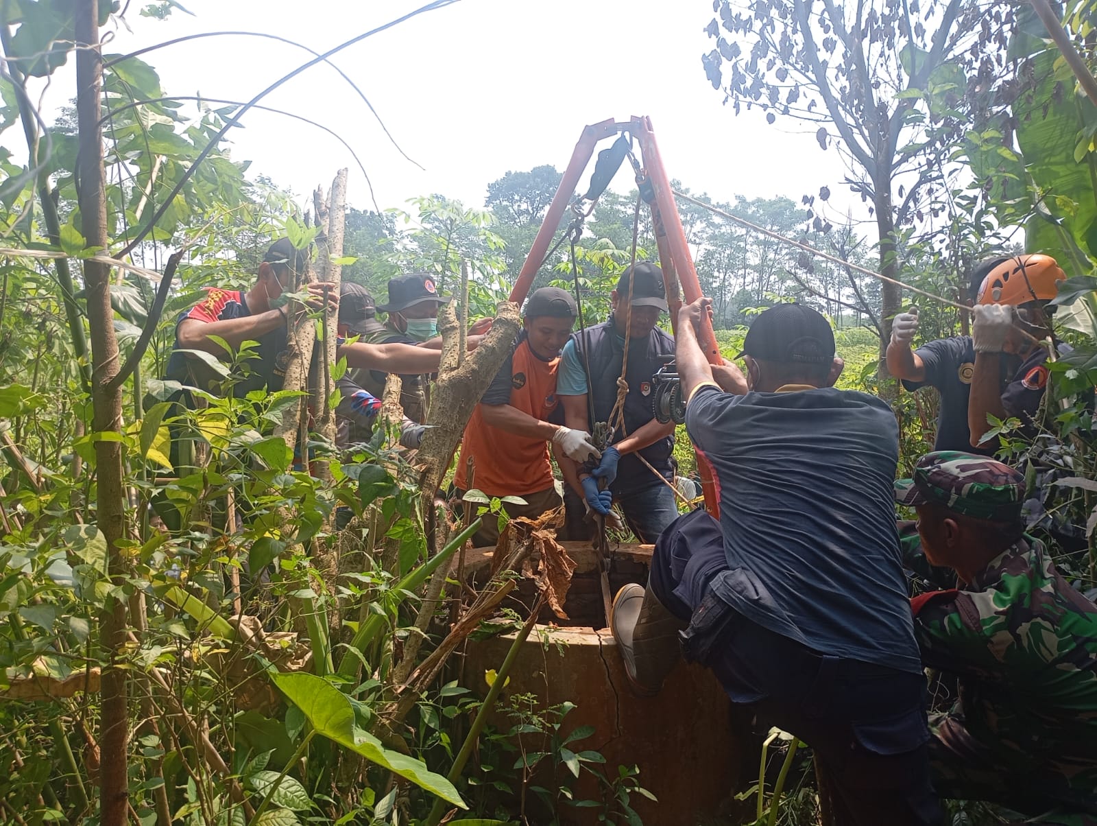 EVAKUASI: Proses evakuasi jasad yang ditemukan di dalam sumur oleh petugas.