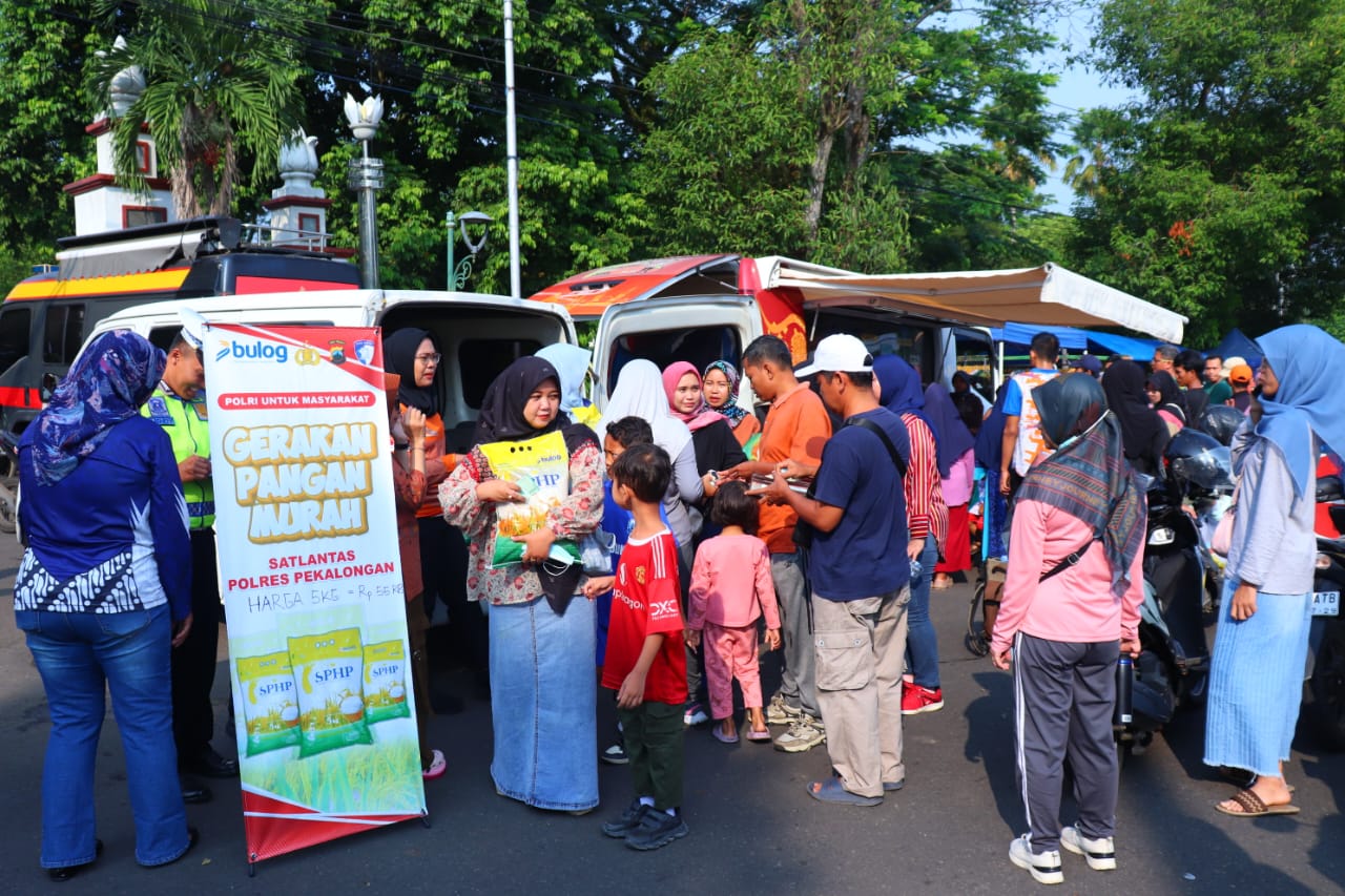 BERAS MURAH: GPM Polres Pekalongan di CFD Alun-Alun Kajen saat diserbu warga, Minggu (10/8/2025).