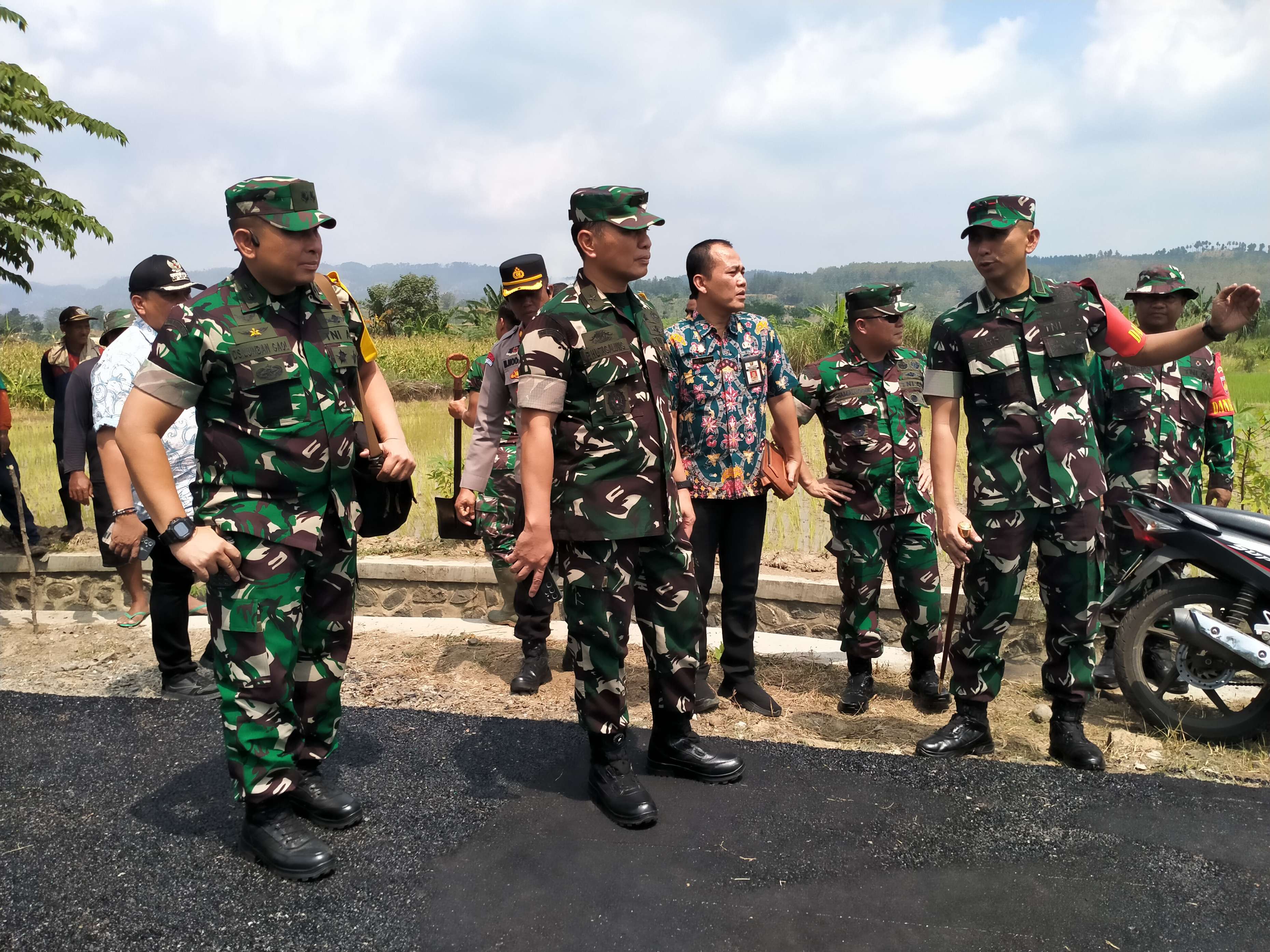 TMMD: Ketua Tim Wasev Mabesad, Danrem 071/Wijayakusuma, Dandim 0710/Pekalongan, serta pejabat dari Kodam IV/Diponegoro saat meninjau TMMD Reguler Ke-125 di Desa Windurojo,  Kabupaten Pekalongan.