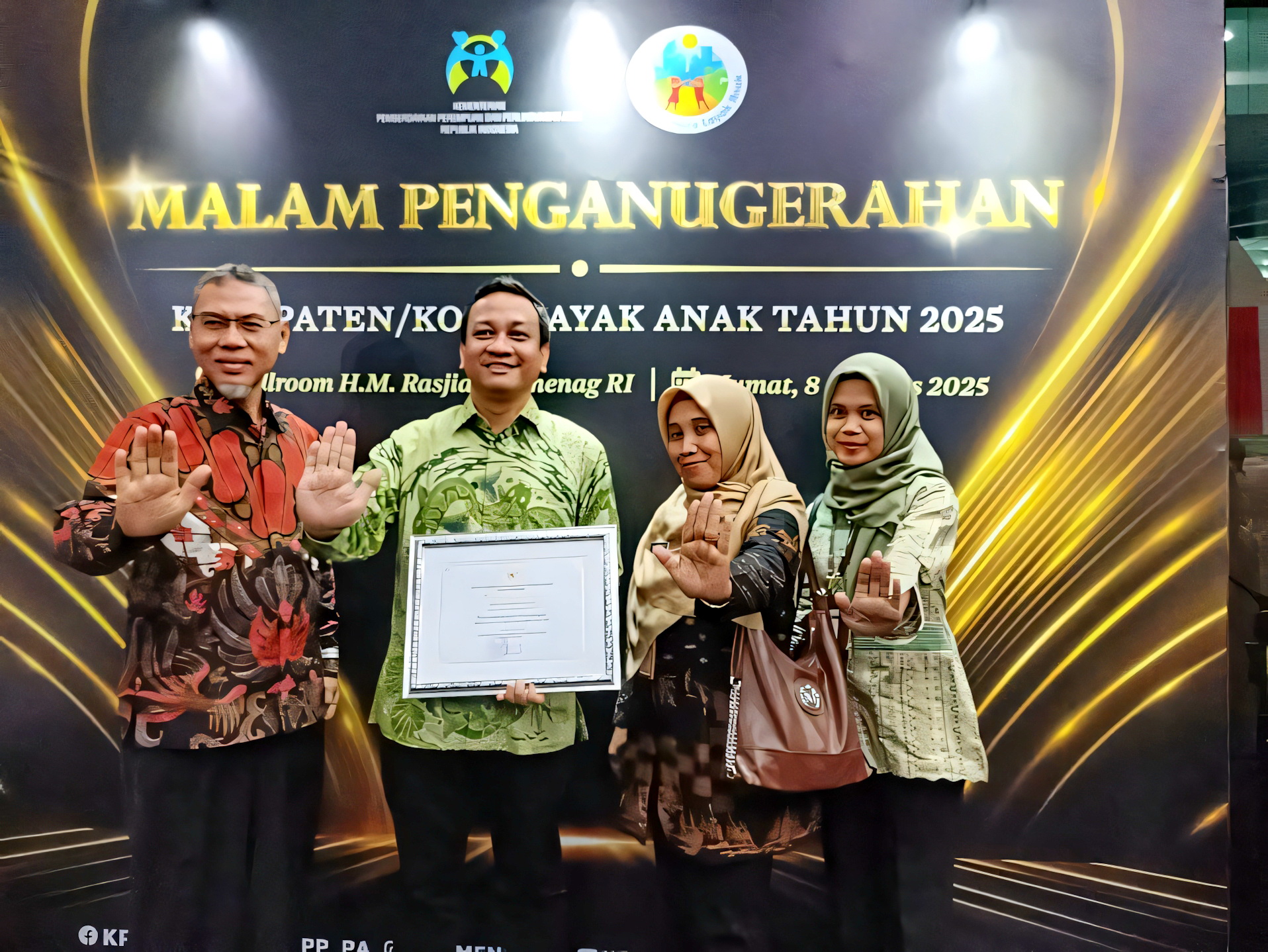 BERFOTO BERSAMA - Usai menerima penghargaan&nbsp;KLA 2025 kategori Nindya, tim Pemkot Pekalongan berfoto bersama.