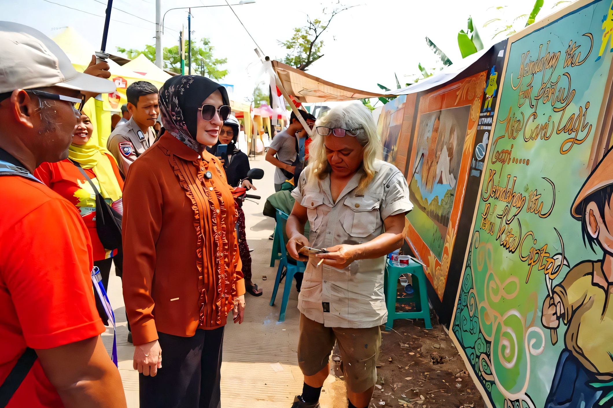 BERDIALOG -&nbsp;Wakil Walikota Hj Balgis Diab meninjau&nbsp;langsung&nbsp;dan berdilaog dengan salah satu seniman mural, di&nbsp;Green Park Seruni, Kelurahan Klego&nbsp;Minggu, (10/8/2025).