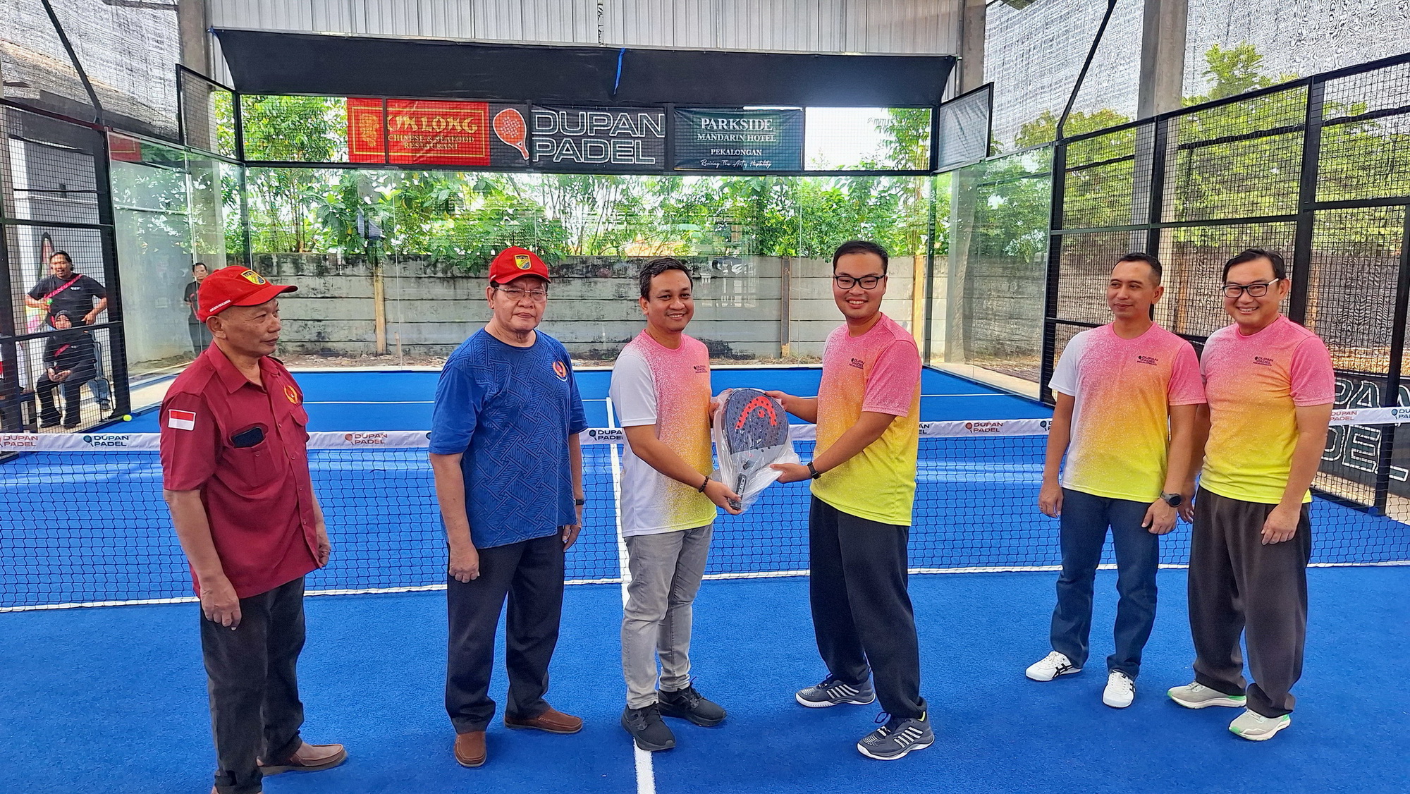 SIMBOLIS - Wali Kota Pekalongan HA Afzan Arslan Djunaid menerima raket padel secara simbolis dari pengelola Dupan Padel Richard, didampingi owner Dupan Sugiarto, pada Minggu (10/8/2025).