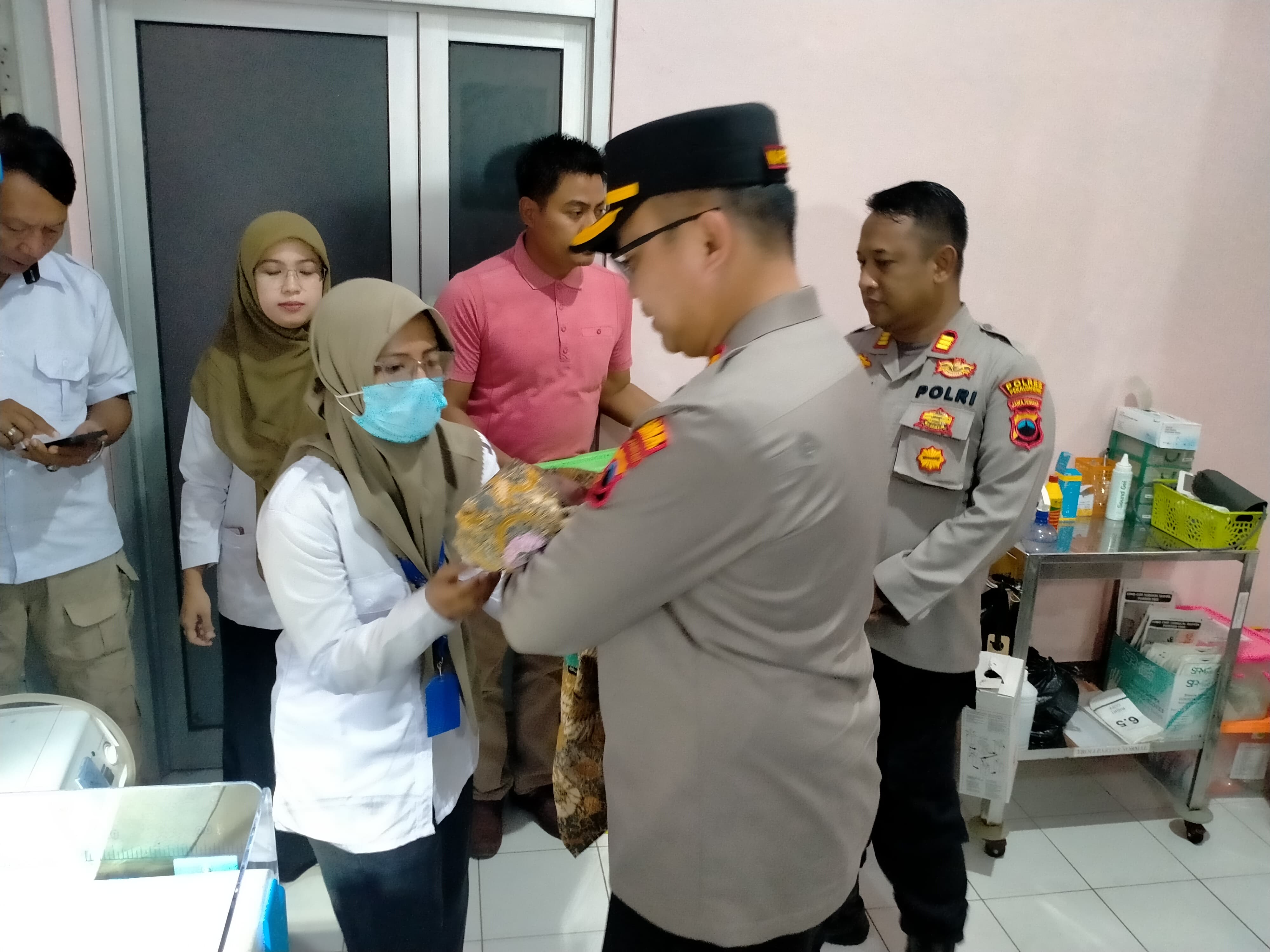ADOPSI MENANTI: Bayi yang diduga dibuang oleh orang tuanya di Desa Sijeruk, Sragi, Kabupaten Pekalongan, saat dirawat di Puskesmas Sragi I sesaat setelah ditemukan, Rabu lalu (6/8/2025).